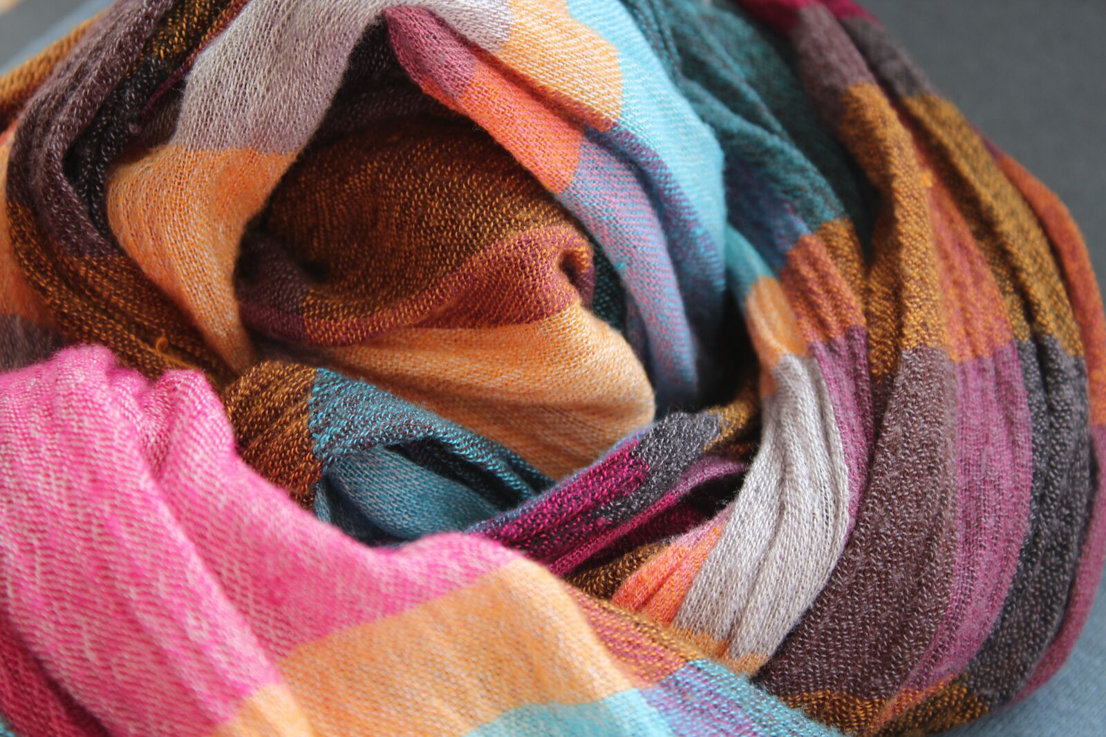 Canon EOS 1200D (EOS Rebel T5 / EOS Kiss X70 / EOS Hi) sample photo. Scarf, color, textile photography