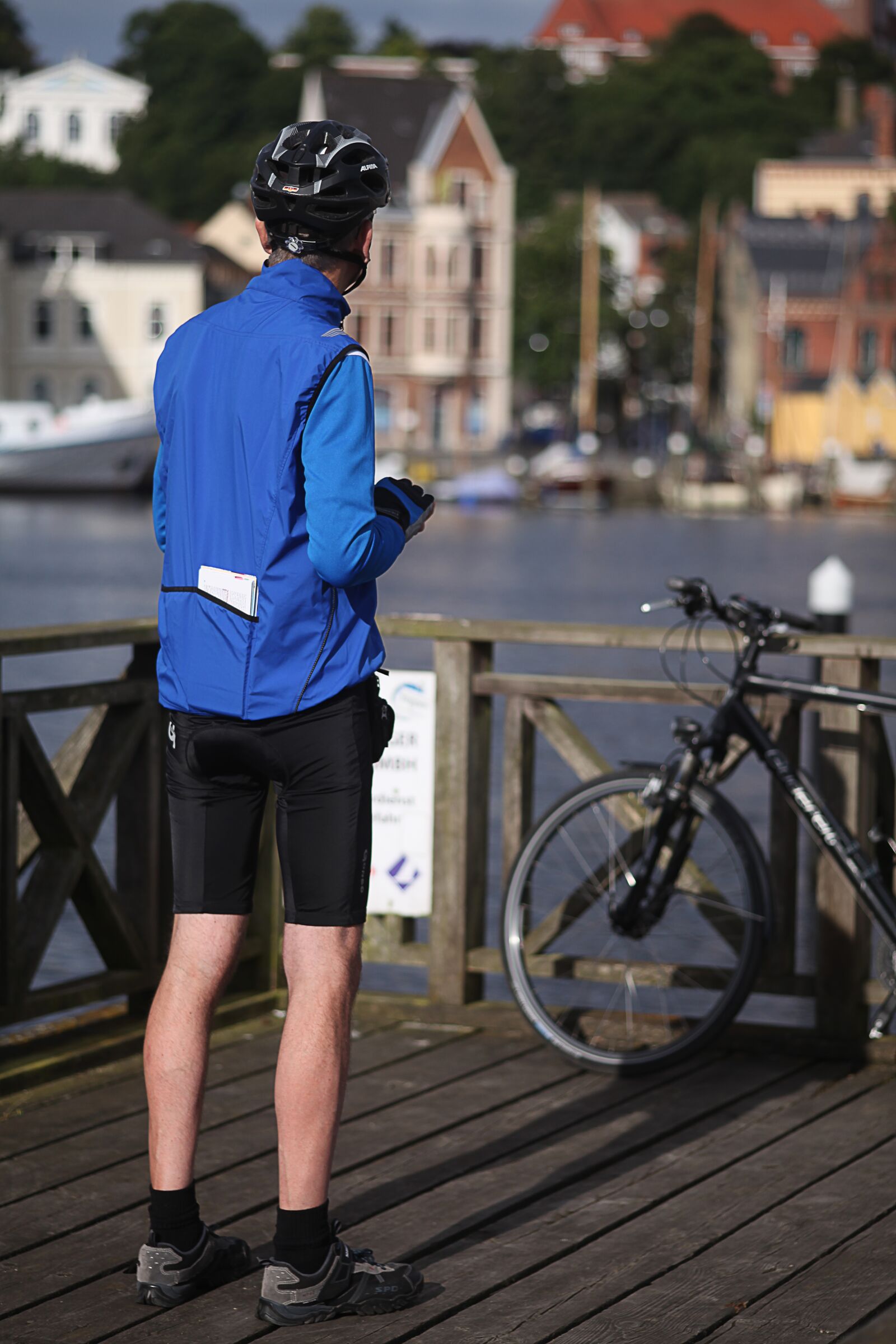 Canon EOS 5D Mark II sample photo. Cyclists, tourist, port photography