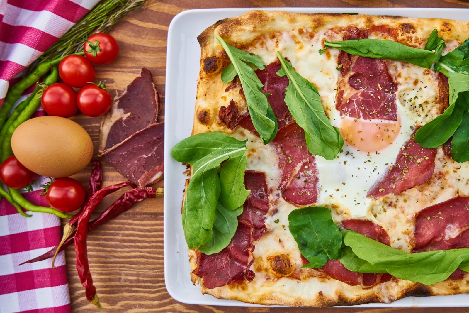 Sony a7R II sample photo. Pizza, bacon, green photography