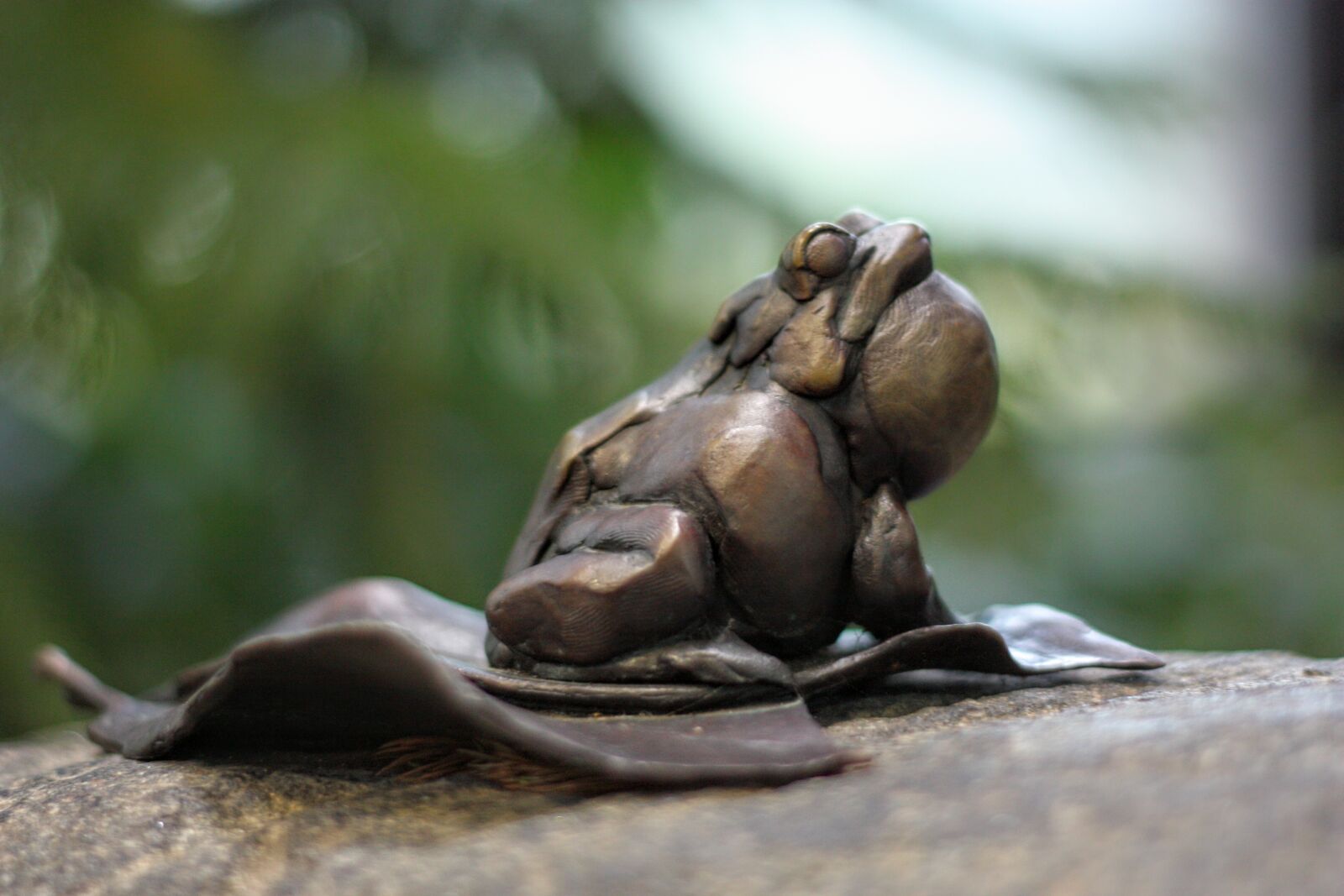 Canon EF 50mm F1.8 II sample photo. Frog, frogs, sculpture photography