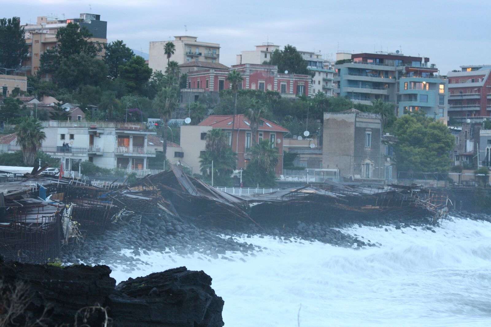 Canon EOS 350D (EOS Digital Rebel XT / EOS Kiss Digital N) sample photo. Sea storm, waves, rocks photography
