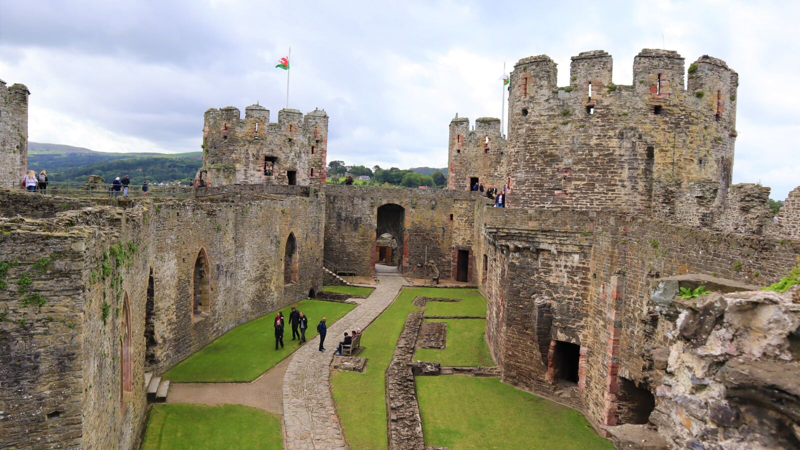 Canon EF-M 15-45mm F3.5-6.3 IS STM sample photo. Conwy, castle, wales photography