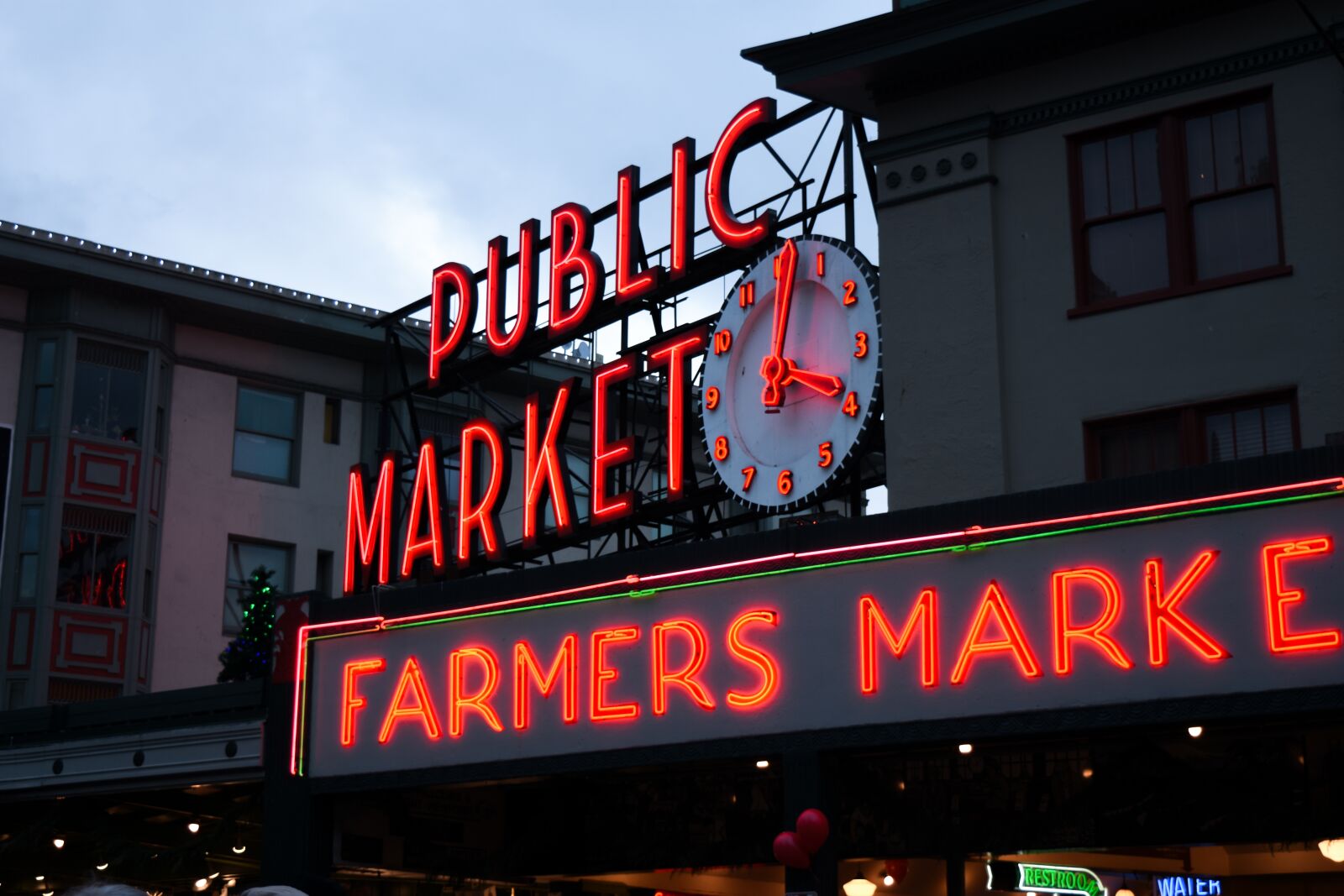 Nikon D7200 sample photo. Seattle, city, neon photography