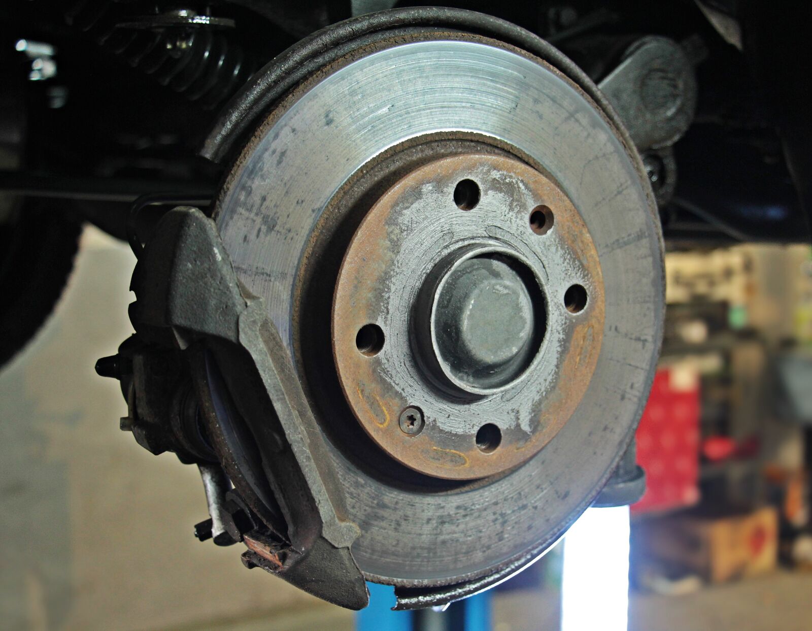 Canon EOS 550D (EOS Rebel T2i / EOS Kiss X4) sample photo. Auto repair, workshop, brake photography