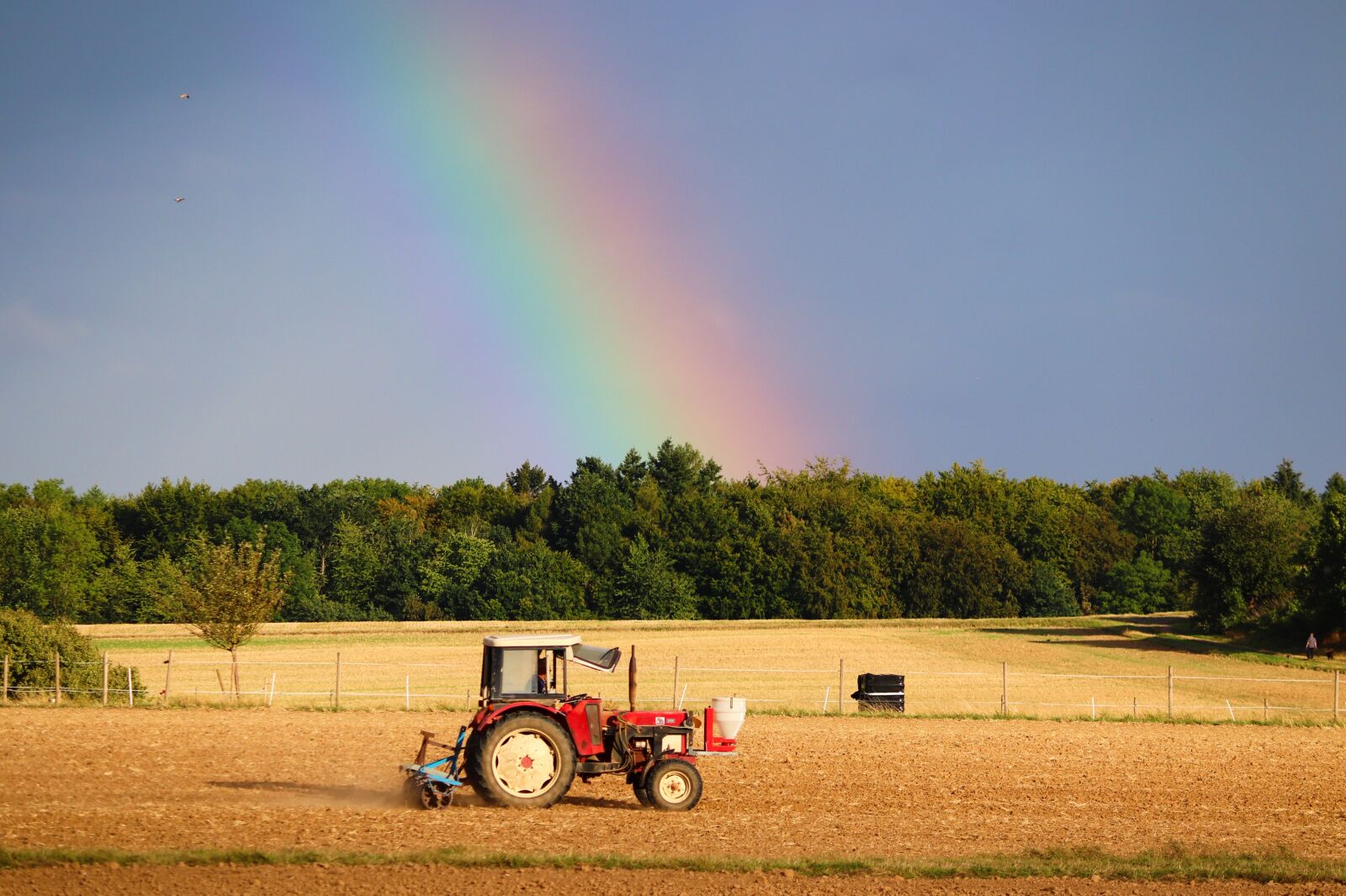 Canon EOS 200D (EOS Rebel SL2 / EOS Kiss X9) + Canon EF-S 55-250mm F4-5.6 IS II sample photo. Tractor, rainbow, field photography