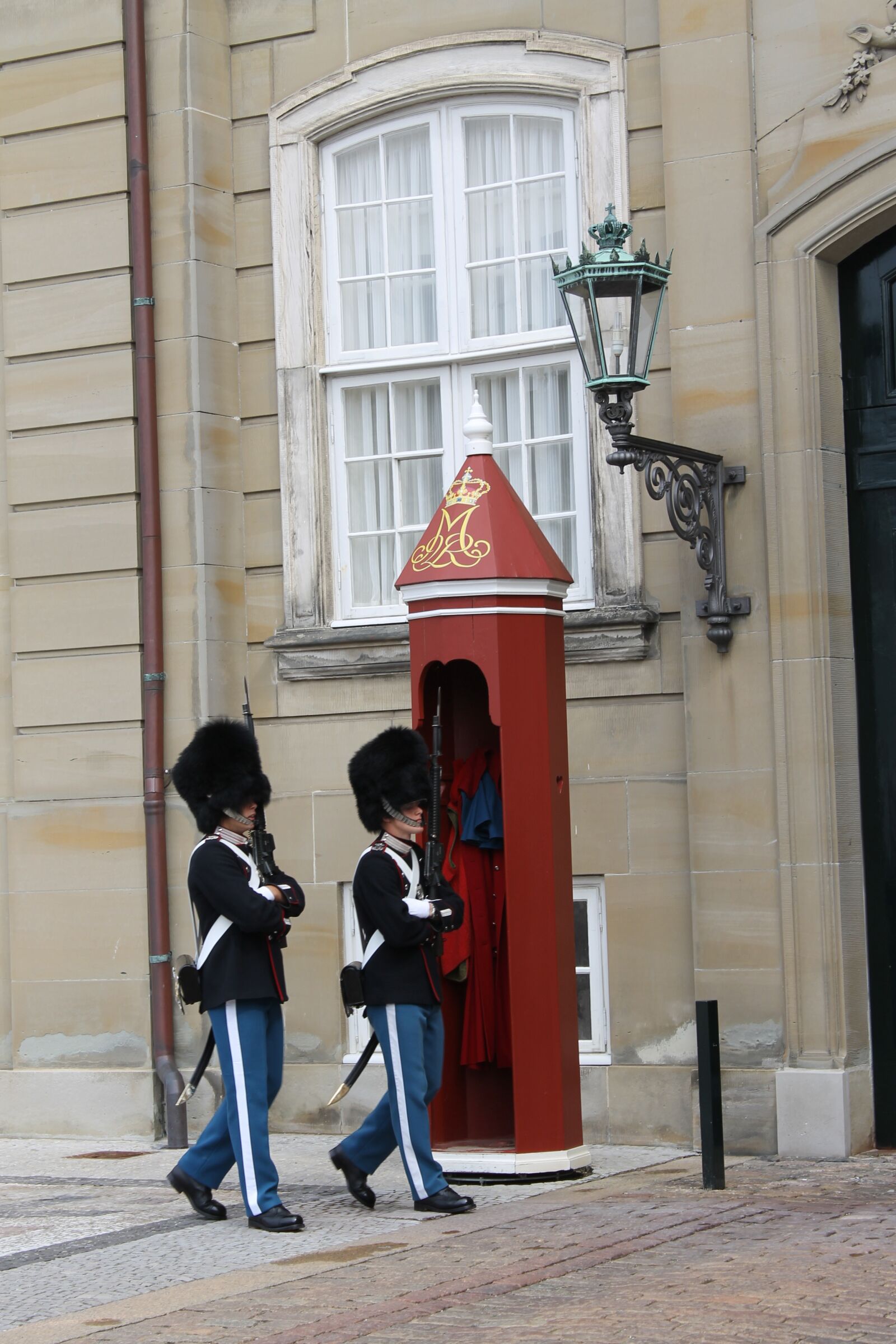 Canon EOS 1100D (EOS Rebel T3 / EOS Kiss X50) sample photo. Copenhagen, denmark, palace guards photography