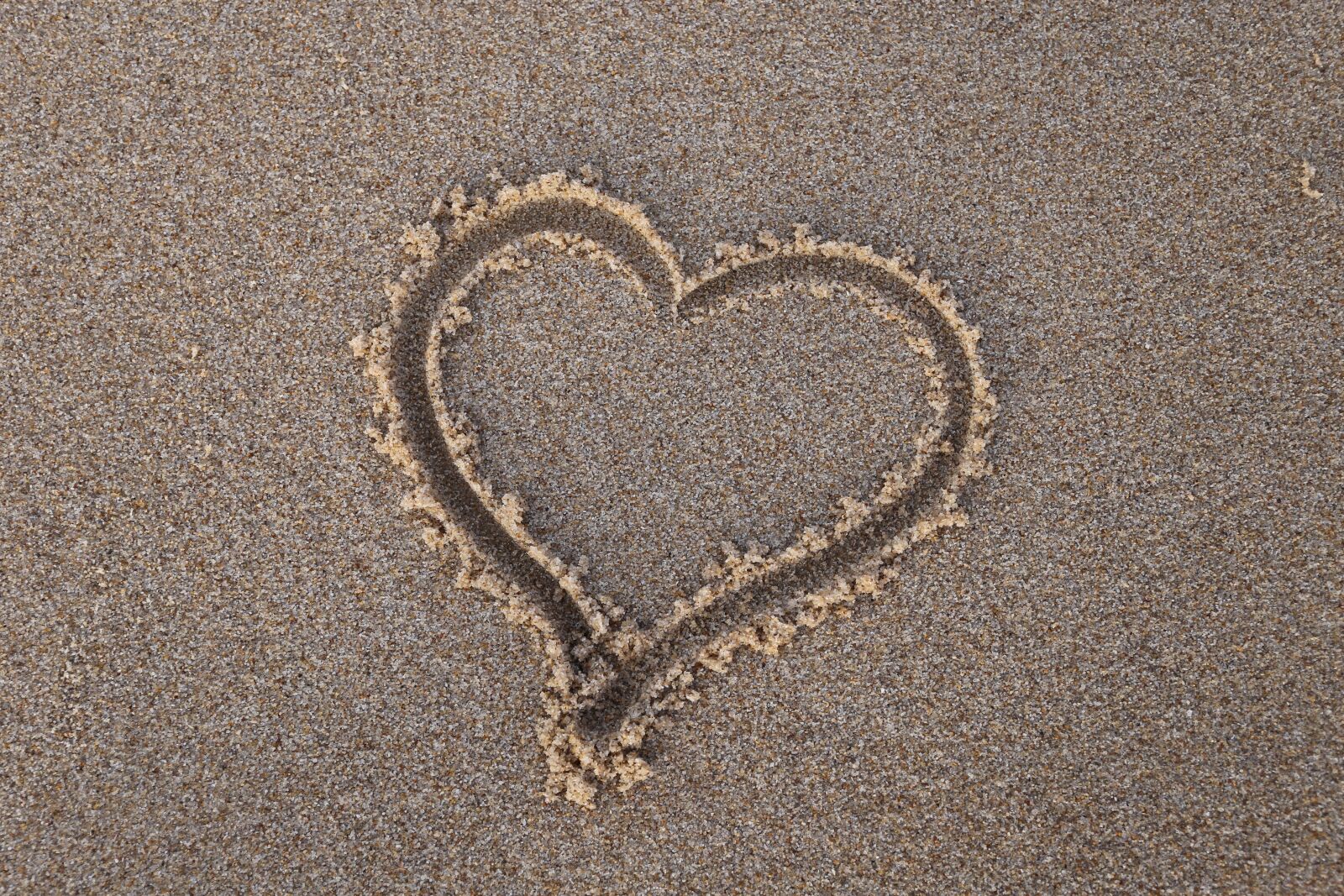 Canon EF 24-70mm F4L IS USM sample photo. Heart, sand, beach photography