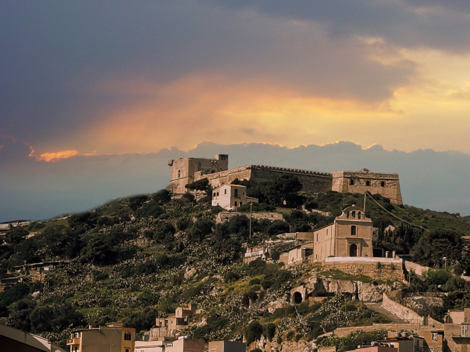 HUAWEI P30 Pro sample photo. Tramonto, castello, nuvole photography