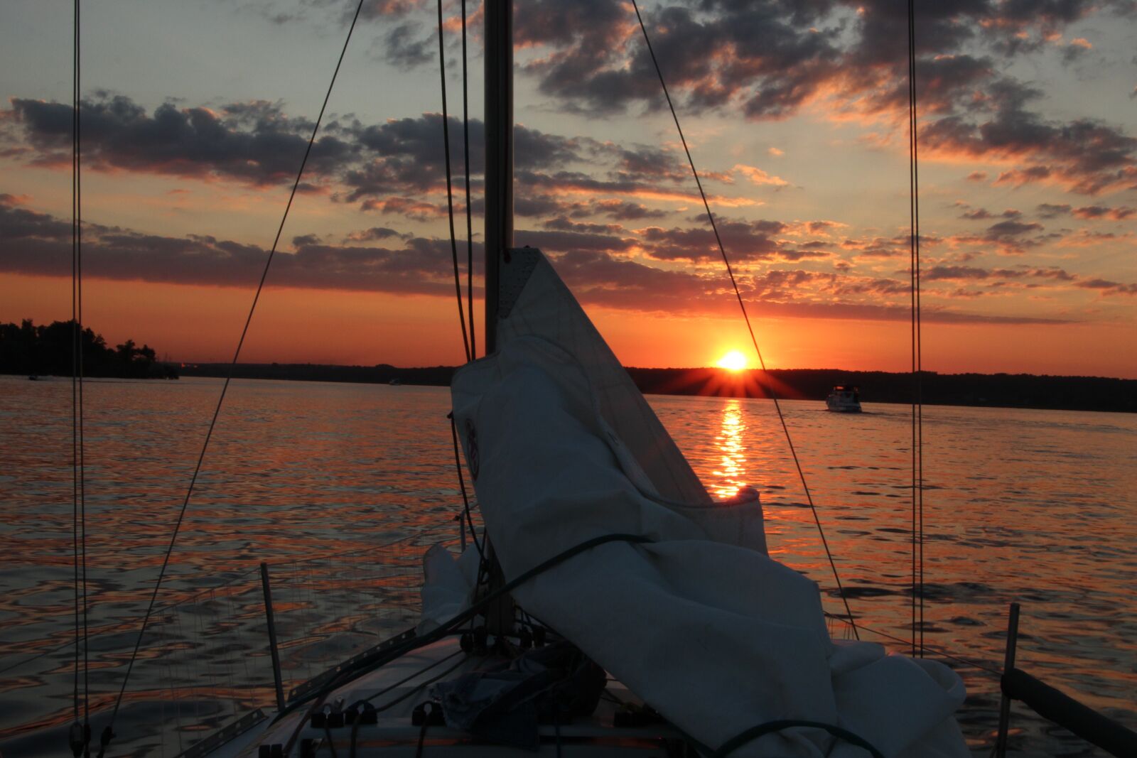 Canon EOS 600D (Rebel EOS T3i / EOS Kiss X5) sample photo. Sunset, clouds, sail photography