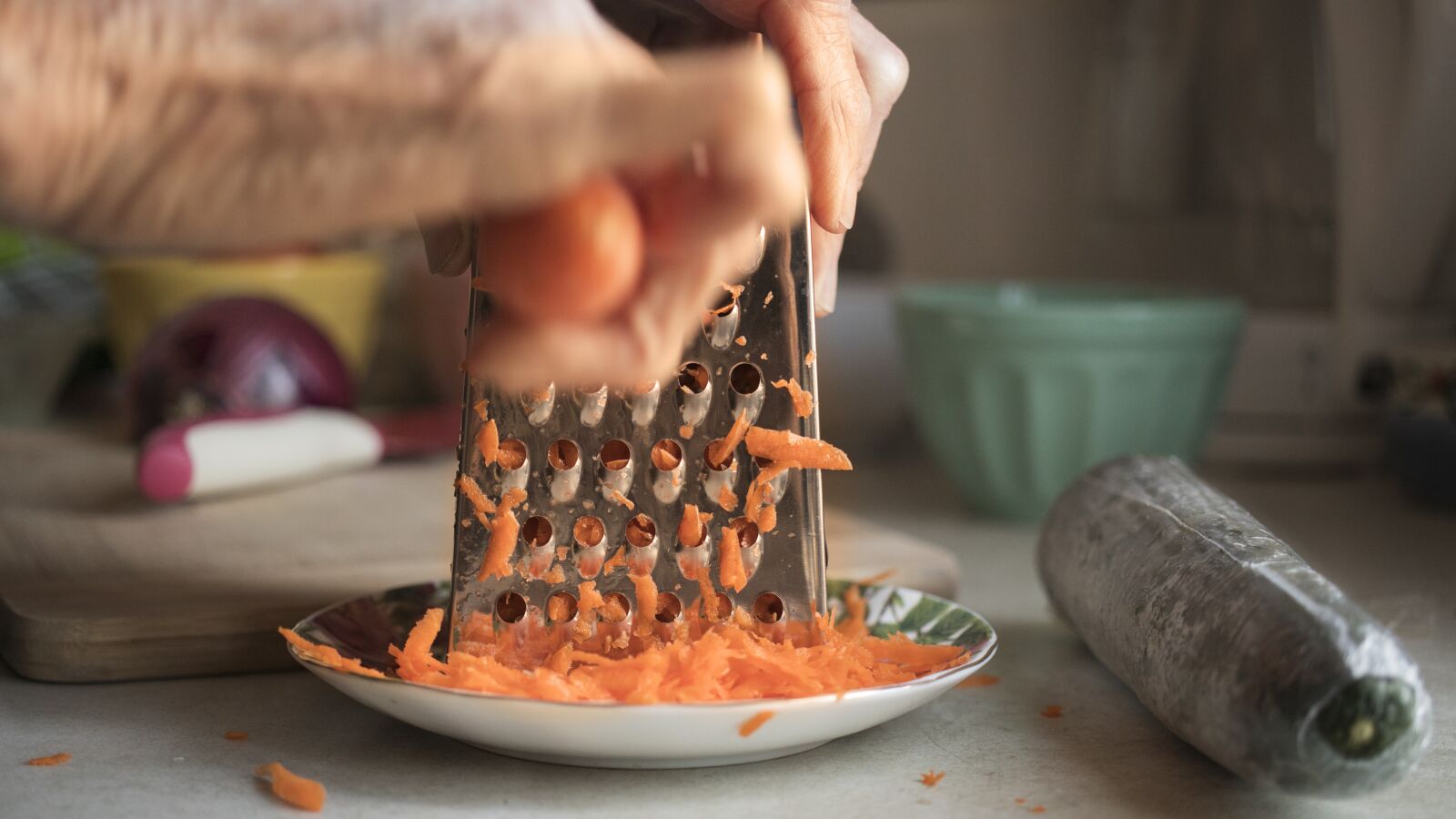 Canon EOS 200D (EOS Rebel SL2 / EOS Kiss X9) sample photo. Grating, carrot, kitchen photography