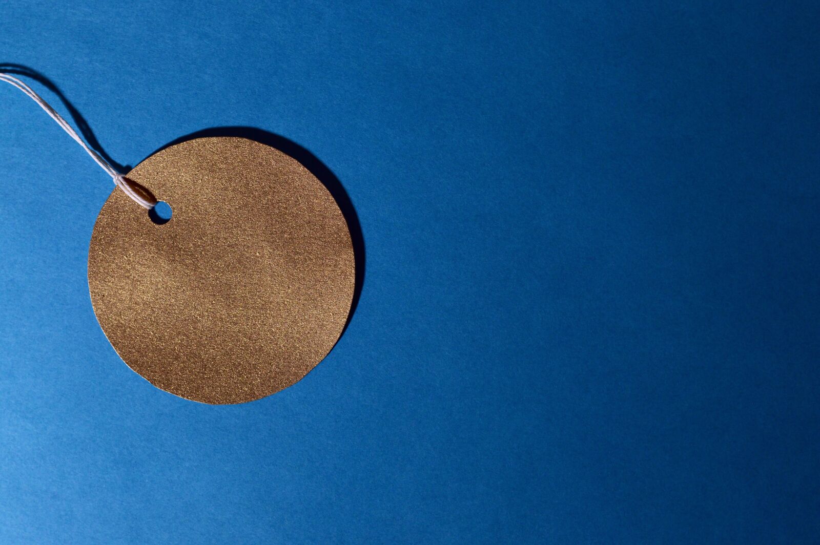 Nikon D3200 sample photo. White space, gold, blue photography