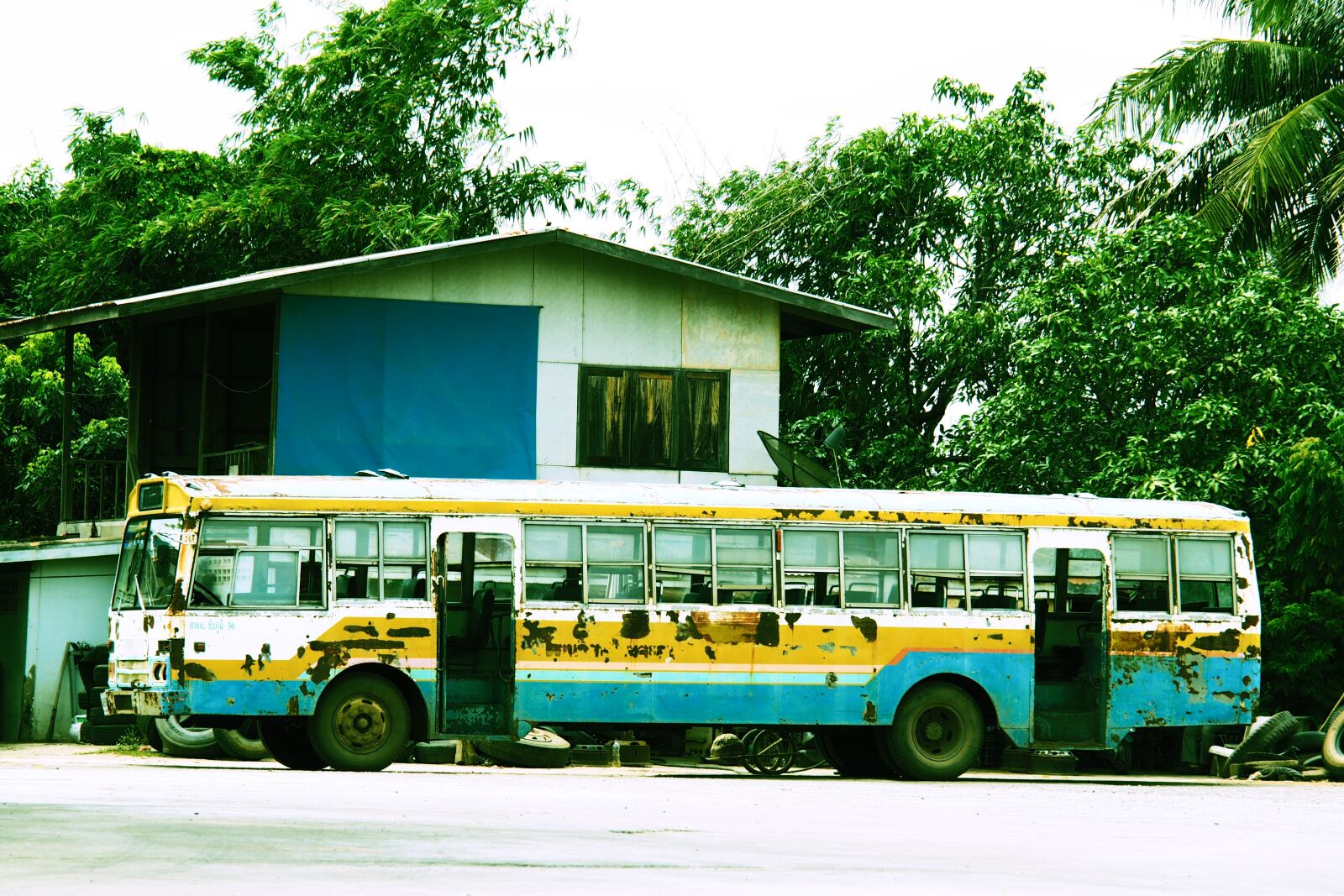 Olympus PEN E-PL7 sample photo. Bus, old bus, old photography