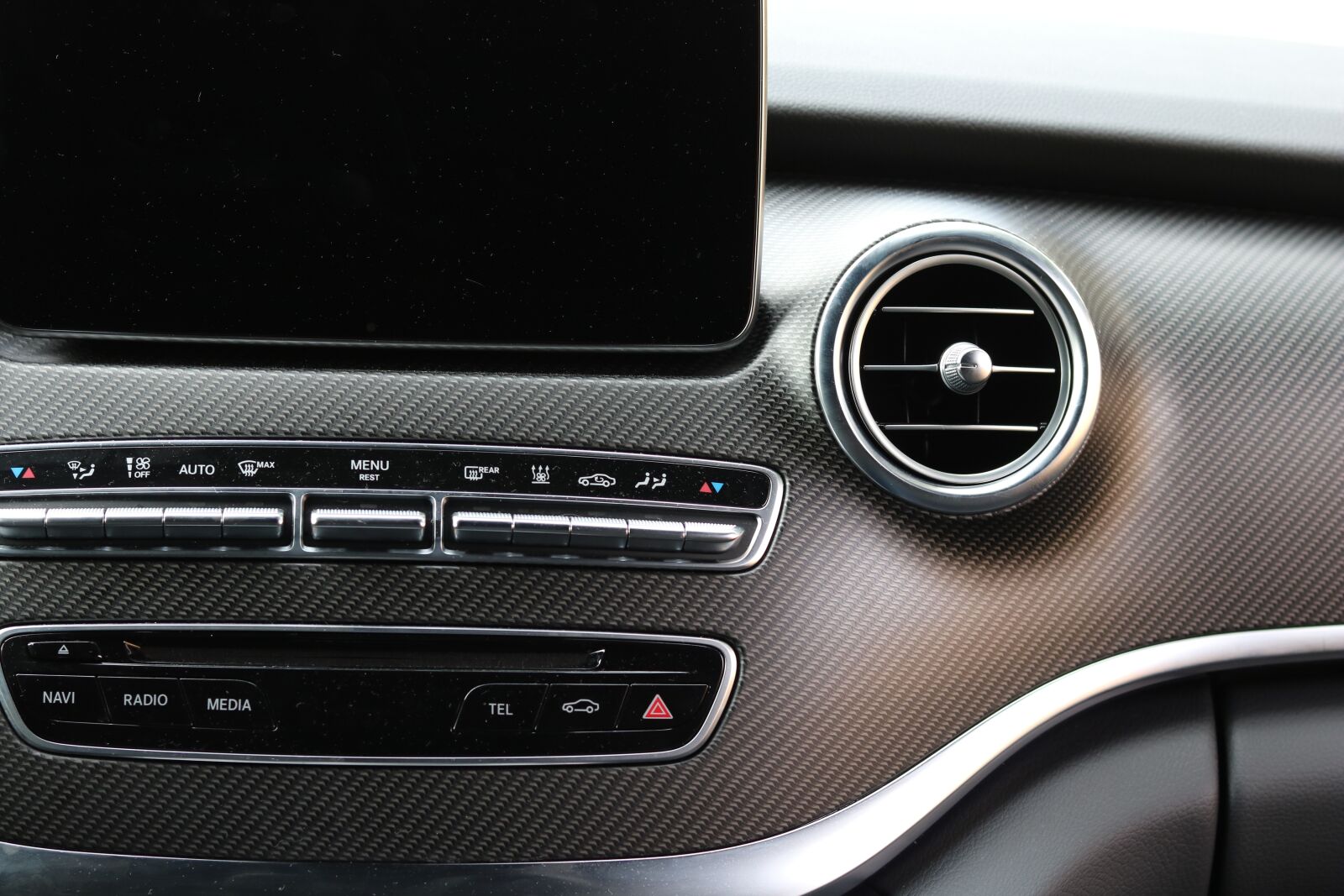 Canon EOS 750D (EOS Rebel T6i / EOS Kiss X8i) sample photo. Dashboard, ventilation, navi photography