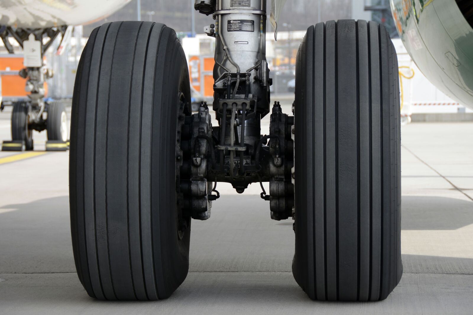 Nikon D7100 sample photo. Main landing gear, aircraft photography