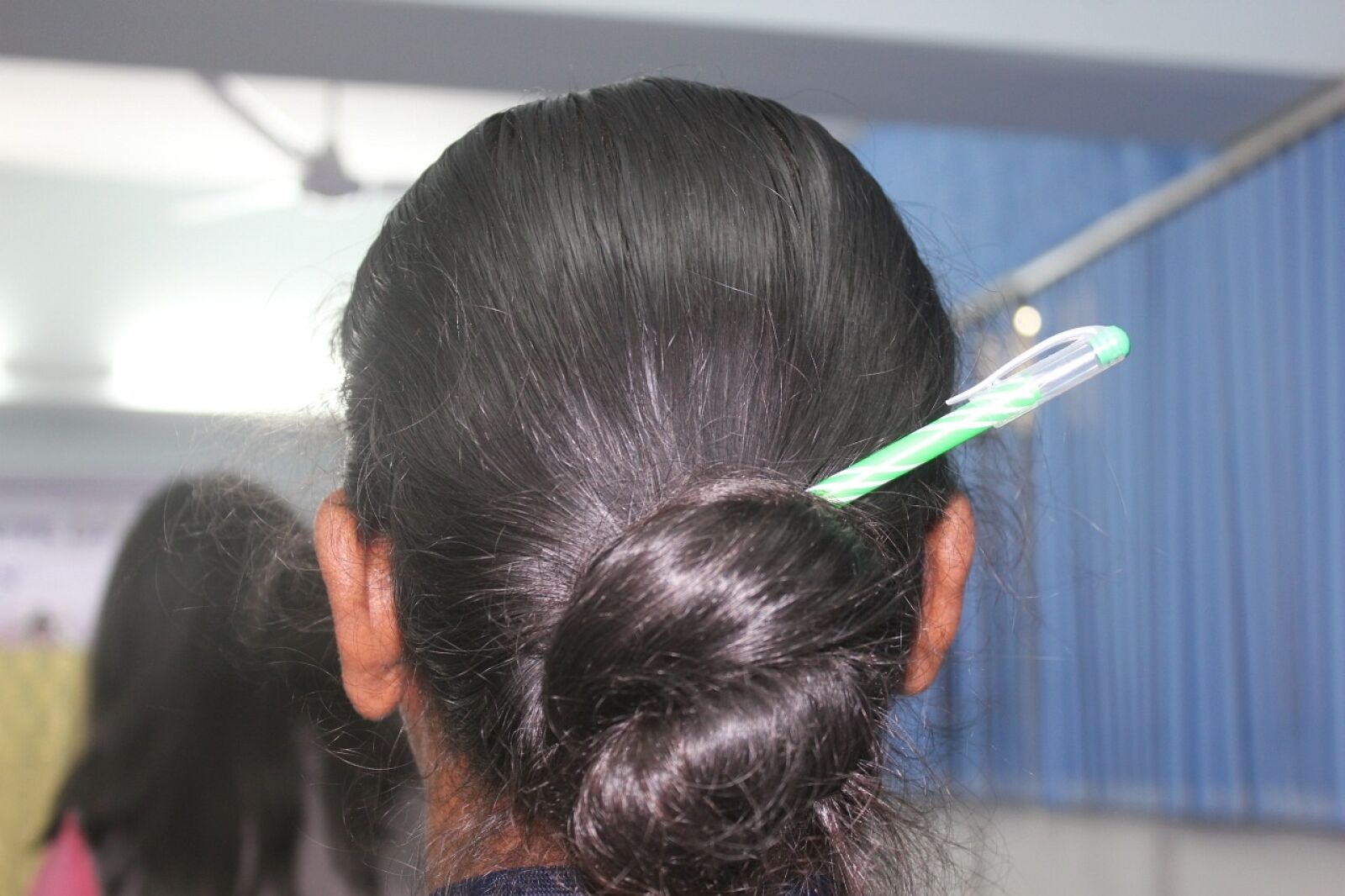 Canon EOS 550D (EOS Rebel T2i / EOS Kiss X4) sample photo. Pen, hair, woman photography
