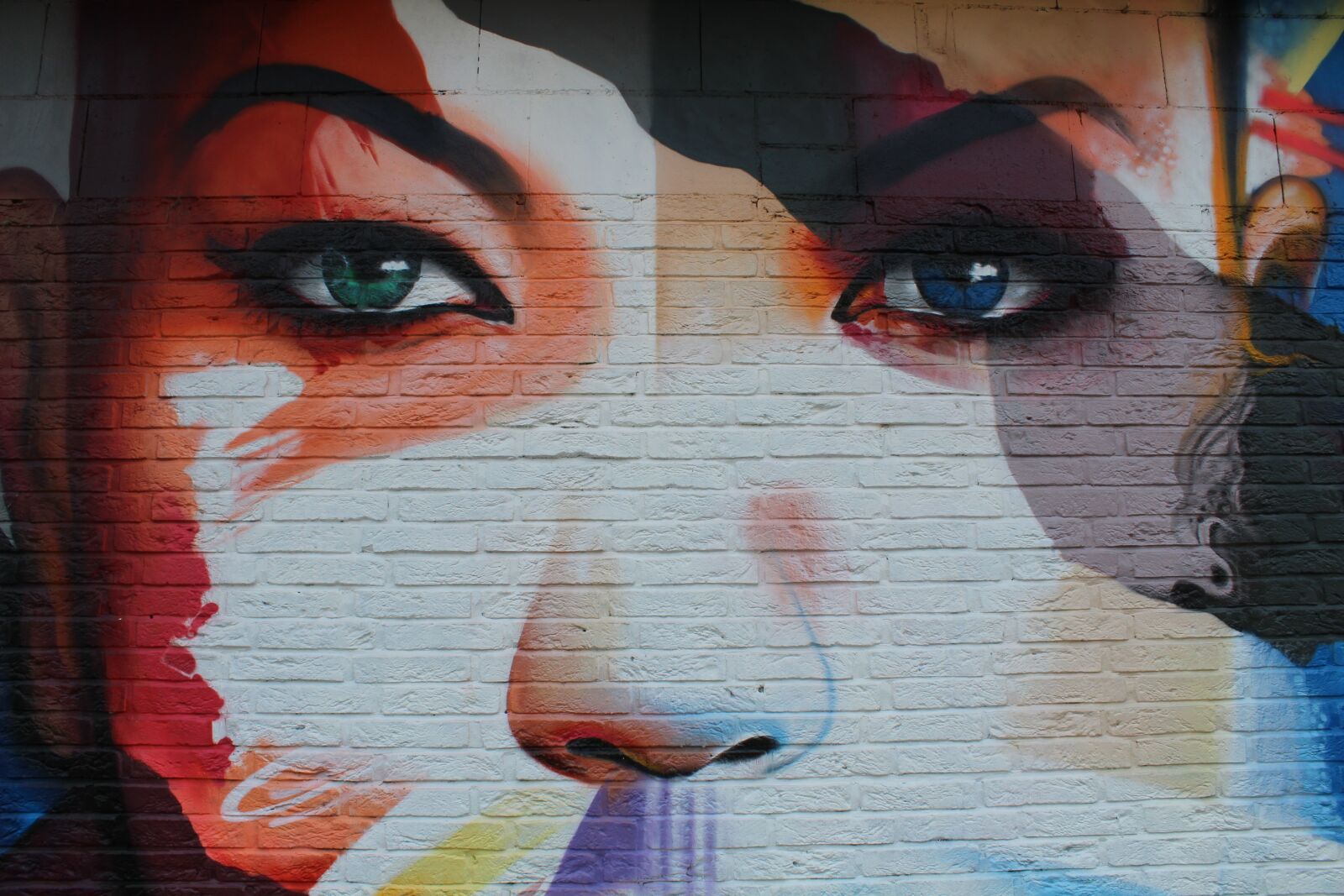 Canon EOS 1300D (EOS Rebel T6 / EOS Kiss X80) sample photo. Woman, graffiti, sprayer photography