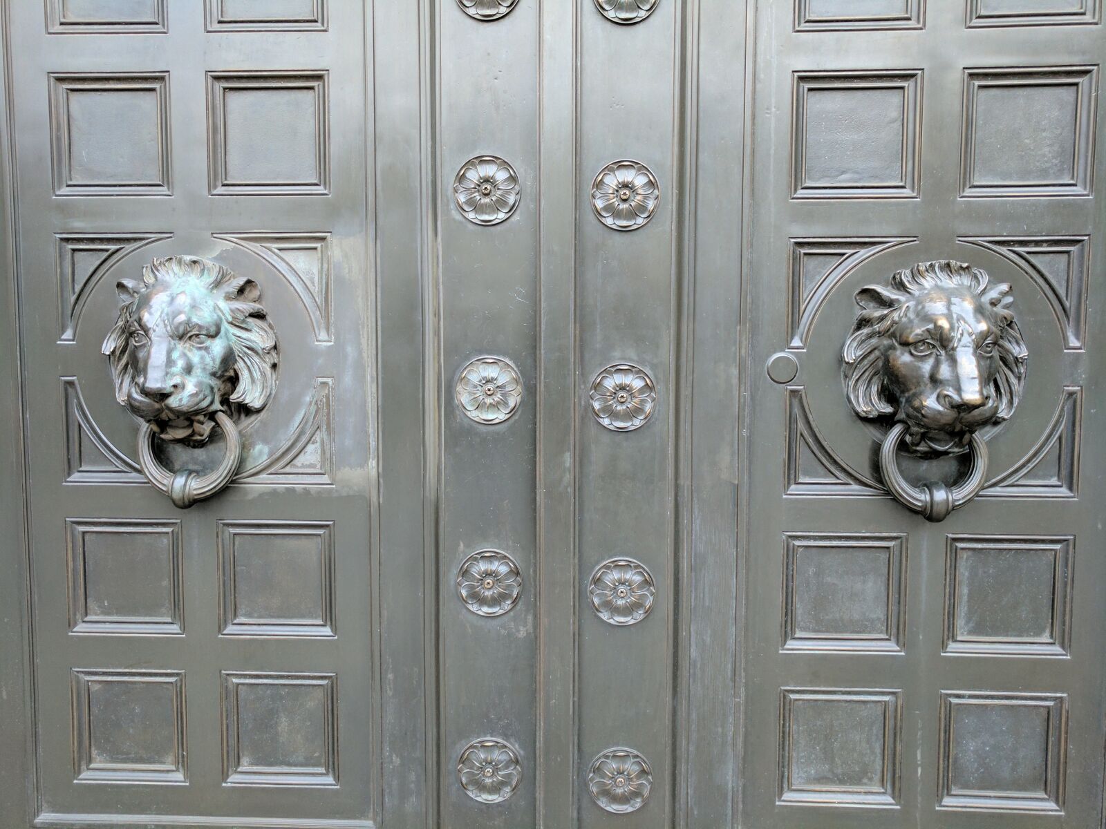 Google Pixel sample photo. Doors, bronze, knockers photography