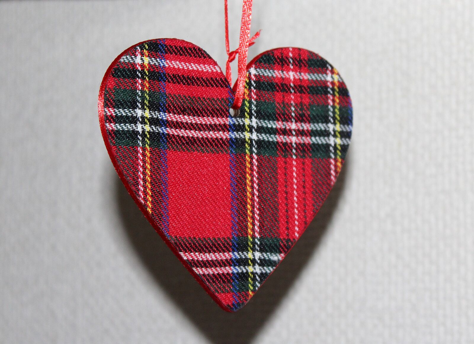 Canon EOS 1200D (EOS Rebel T5 / EOS Kiss X70 / EOS Hi) sample photo. Heart, pendant, love photography