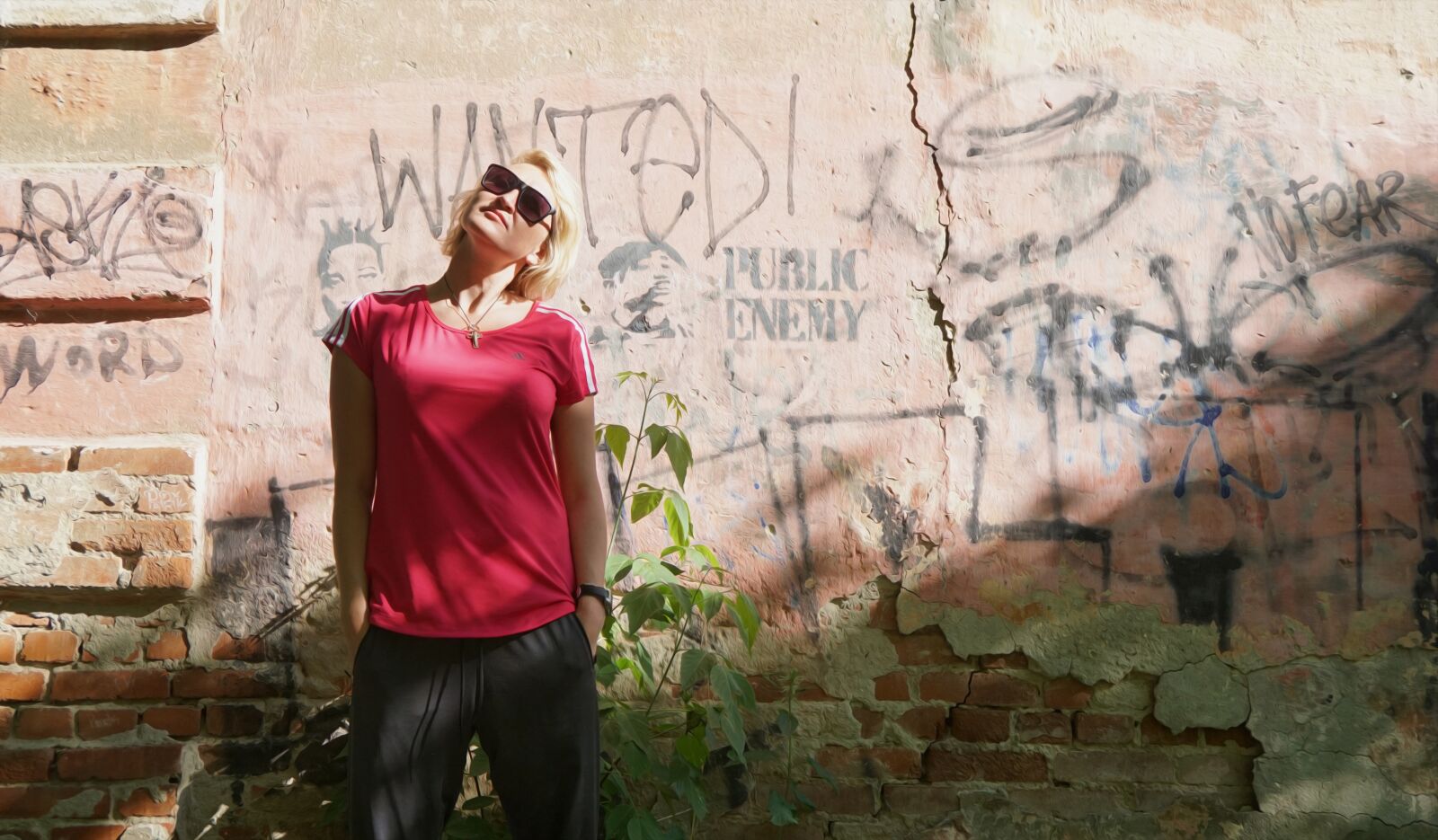 Sony a6000 sample photo. Girl, blonde, wall photography