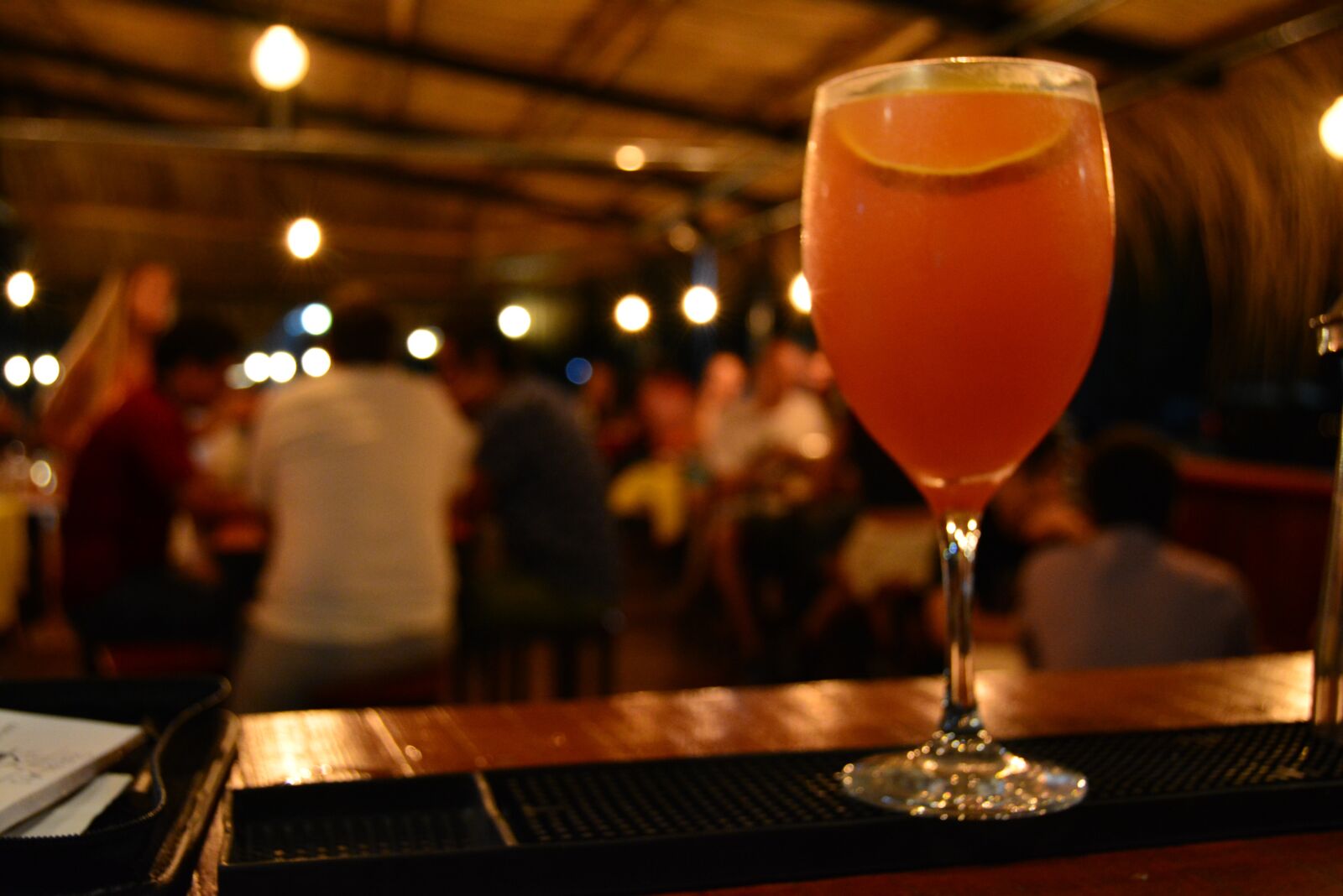 Nikon D5200 sample photo. Drink, bar, personas photography
