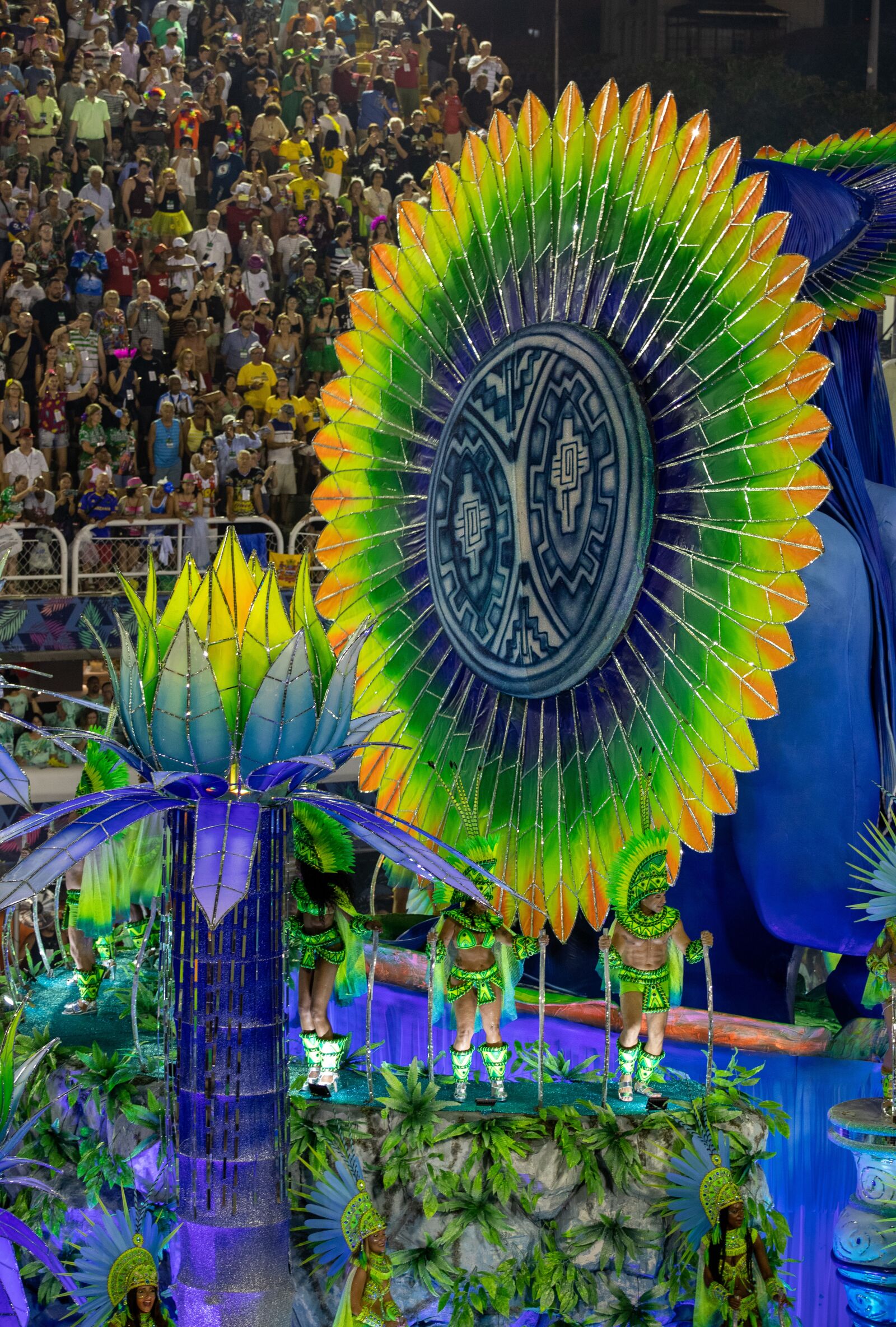 Canon EF 70-200mm F4L USM sample photo. Samba school, rio carnival photography