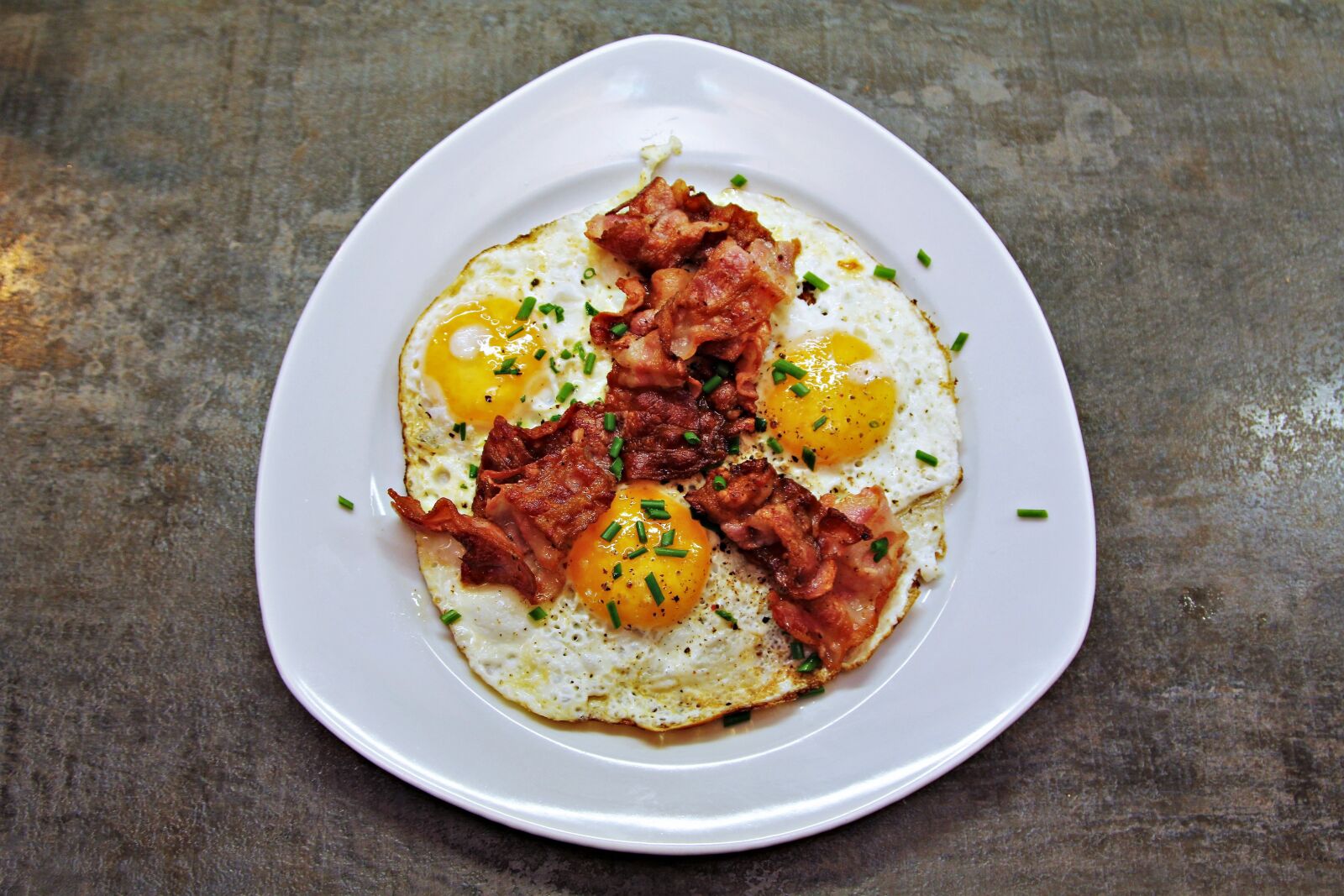 Canon EOS 60D + Canon EF 24-105mm F4L IS USM sample photo. Egg, fried, bacon photography