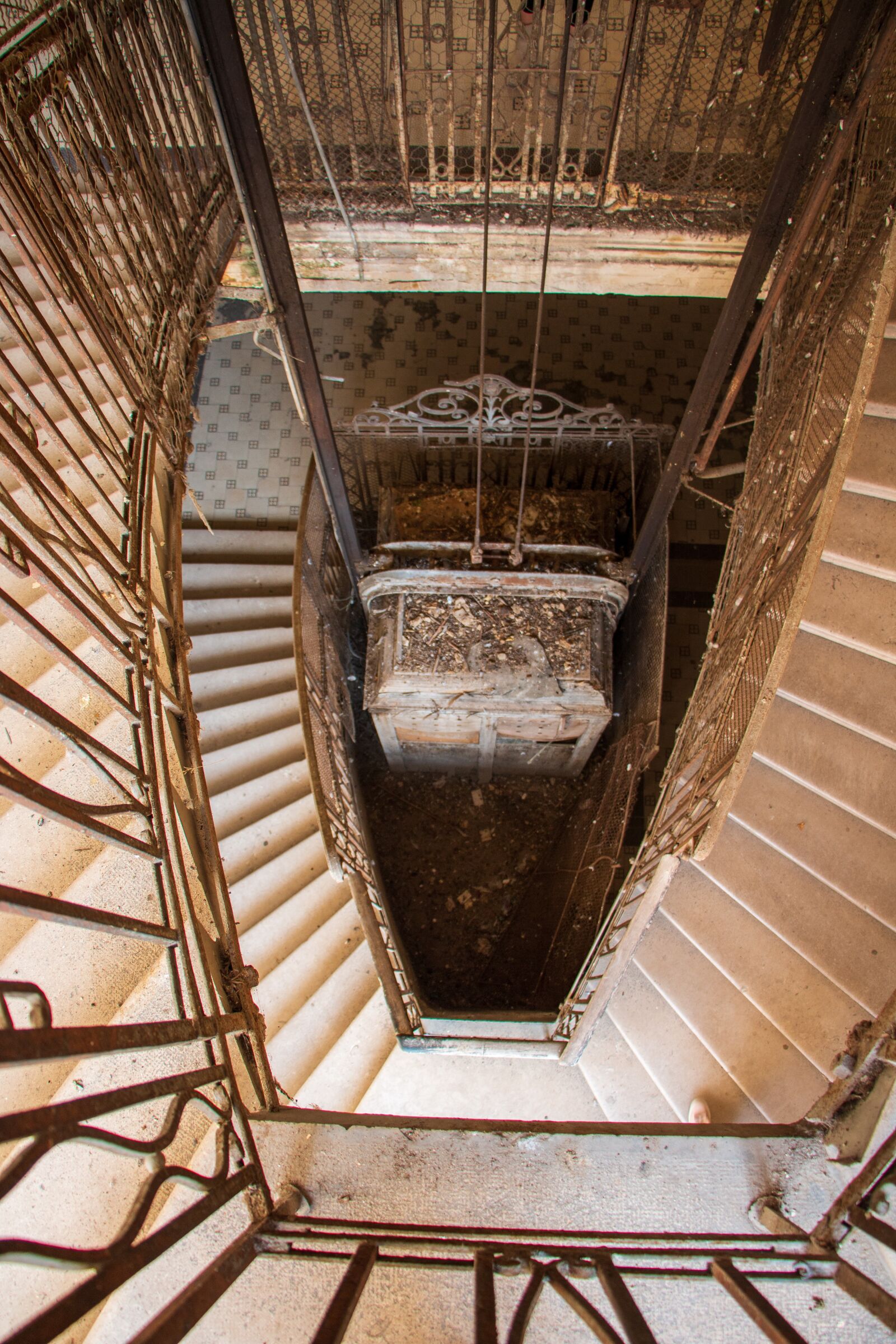 Canon EOS 70D + Canon EF-S 18-135mm F3.5-5.6 IS STM sample photo. Lift, stairs abandoned, abandoned photography