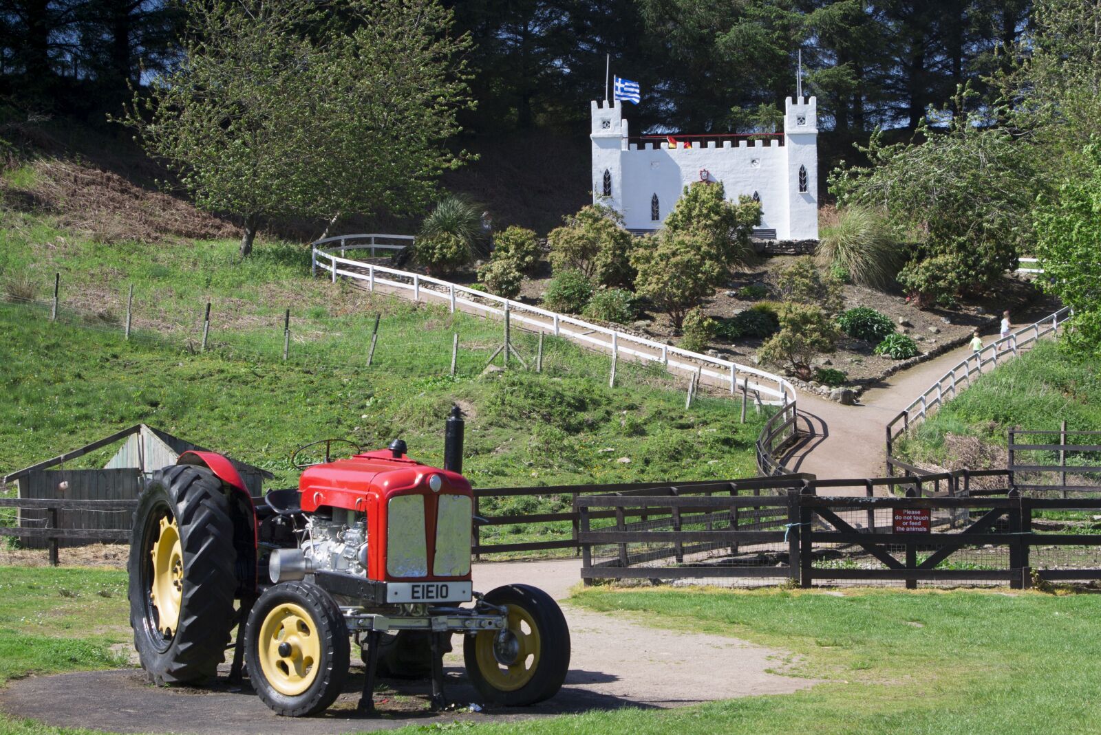 Canon EOS 650D (EOS Rebel T4i / EOS Kiss X6i) sample photo. Tractor, red, castle photography