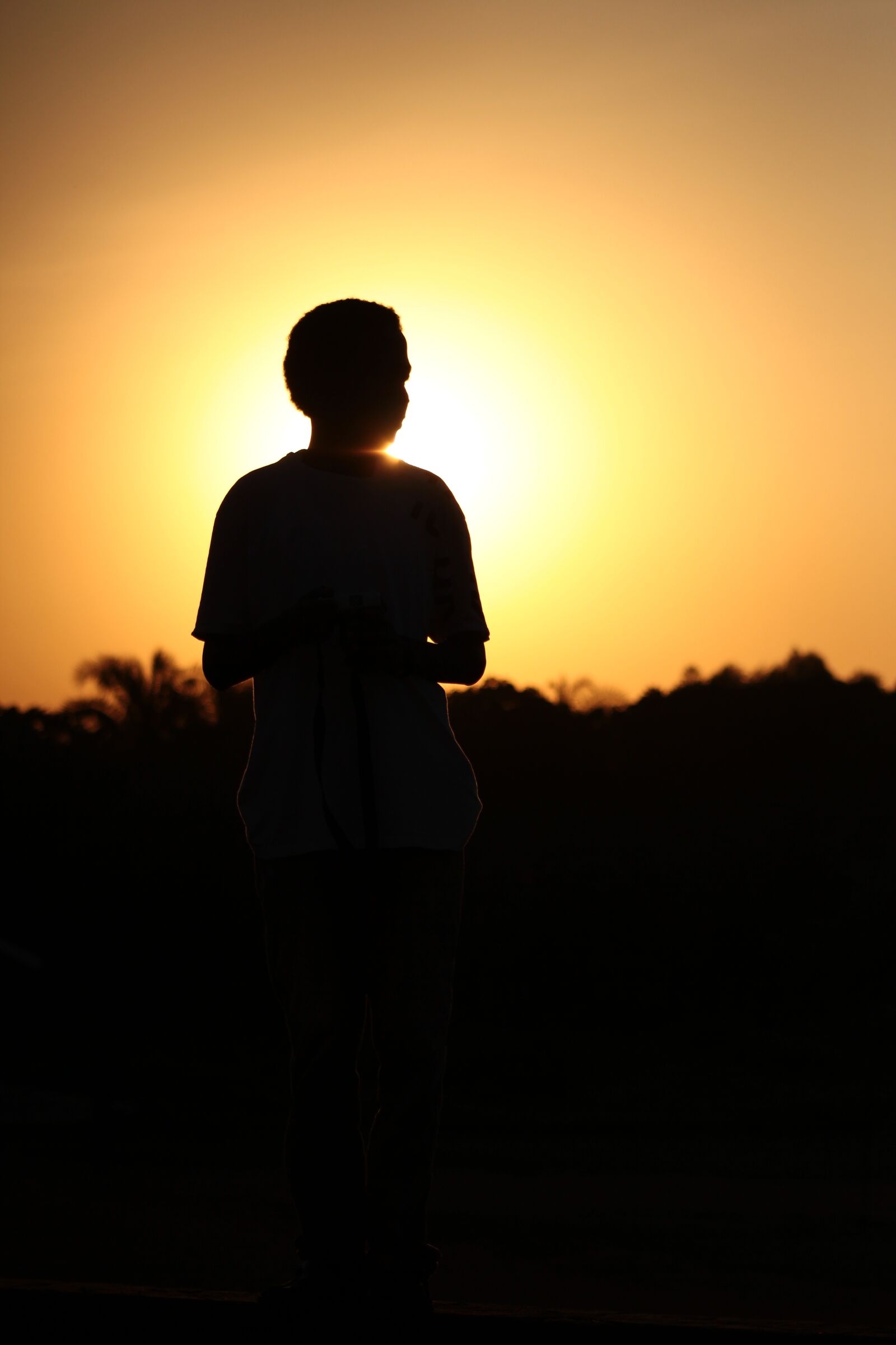 Canon EOS 550D (EOS Rebel T2i / EOS Kiss X4) sample photo. Sunset, silhouette, man photography