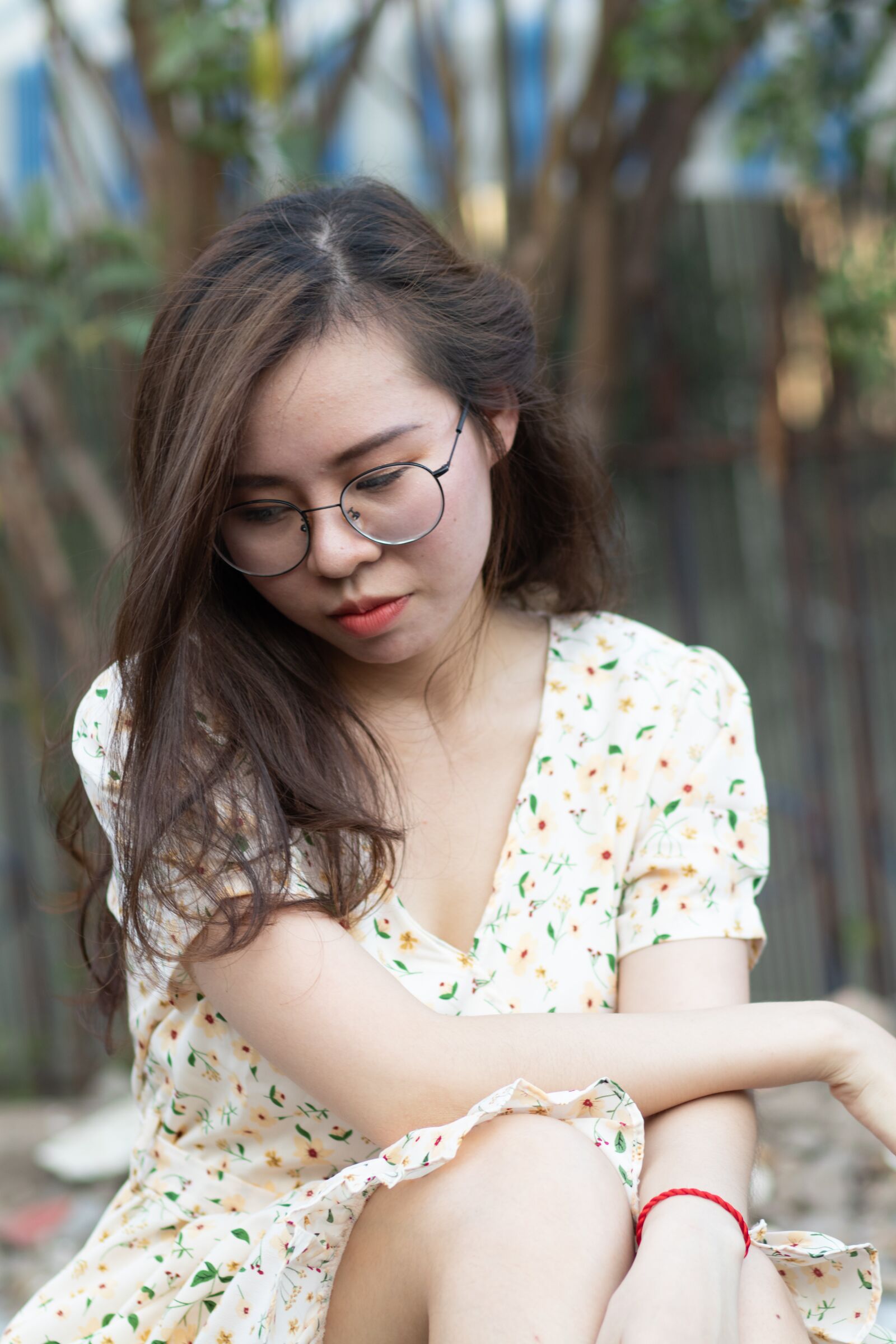 Canon EOS 80D + Canon EF 85mm F1.8 USM sample photo. Girl, sit, look down photography