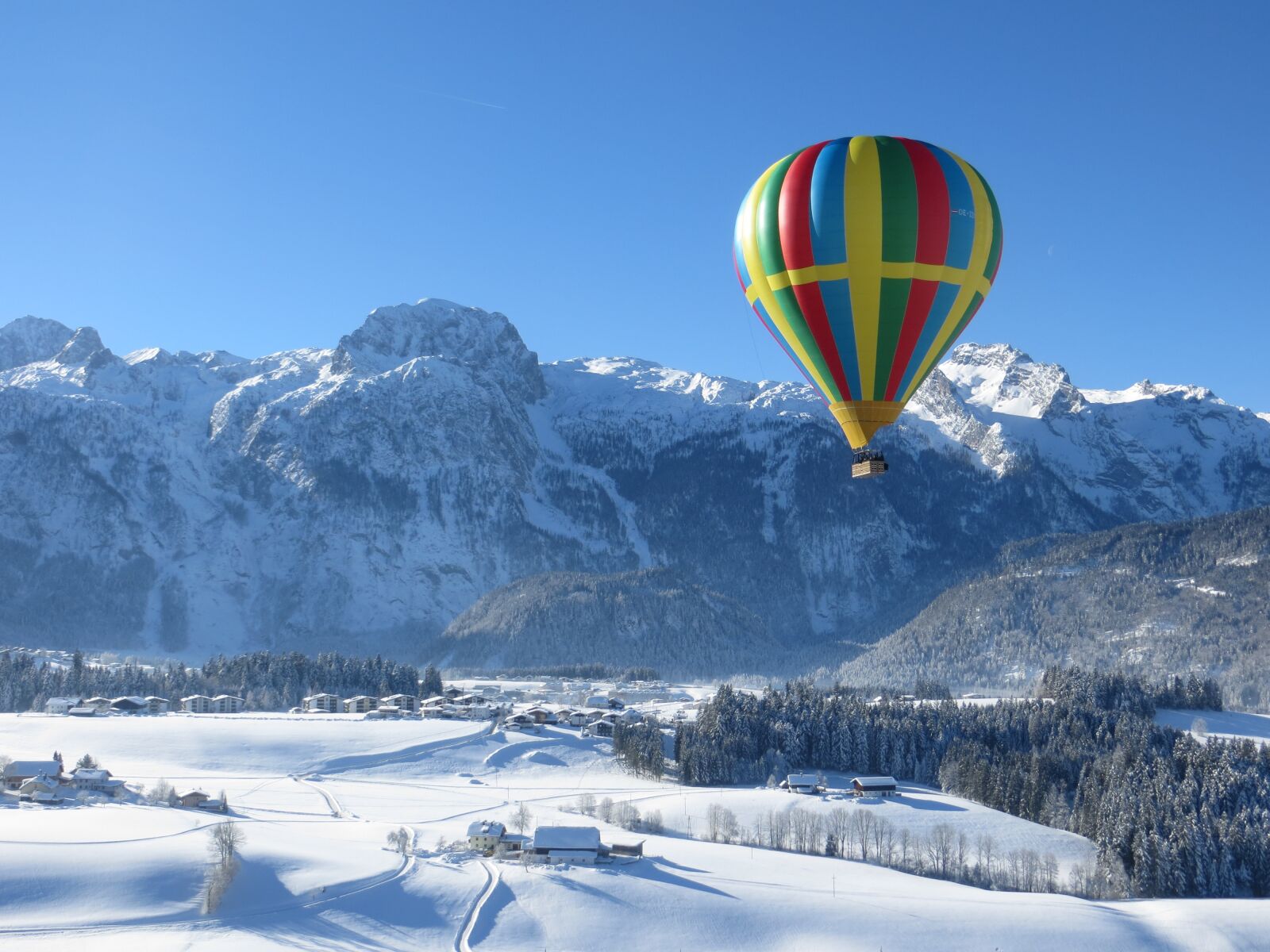 Canon PowerShot SX260 HS sample photo. Balloon, winter, height photography