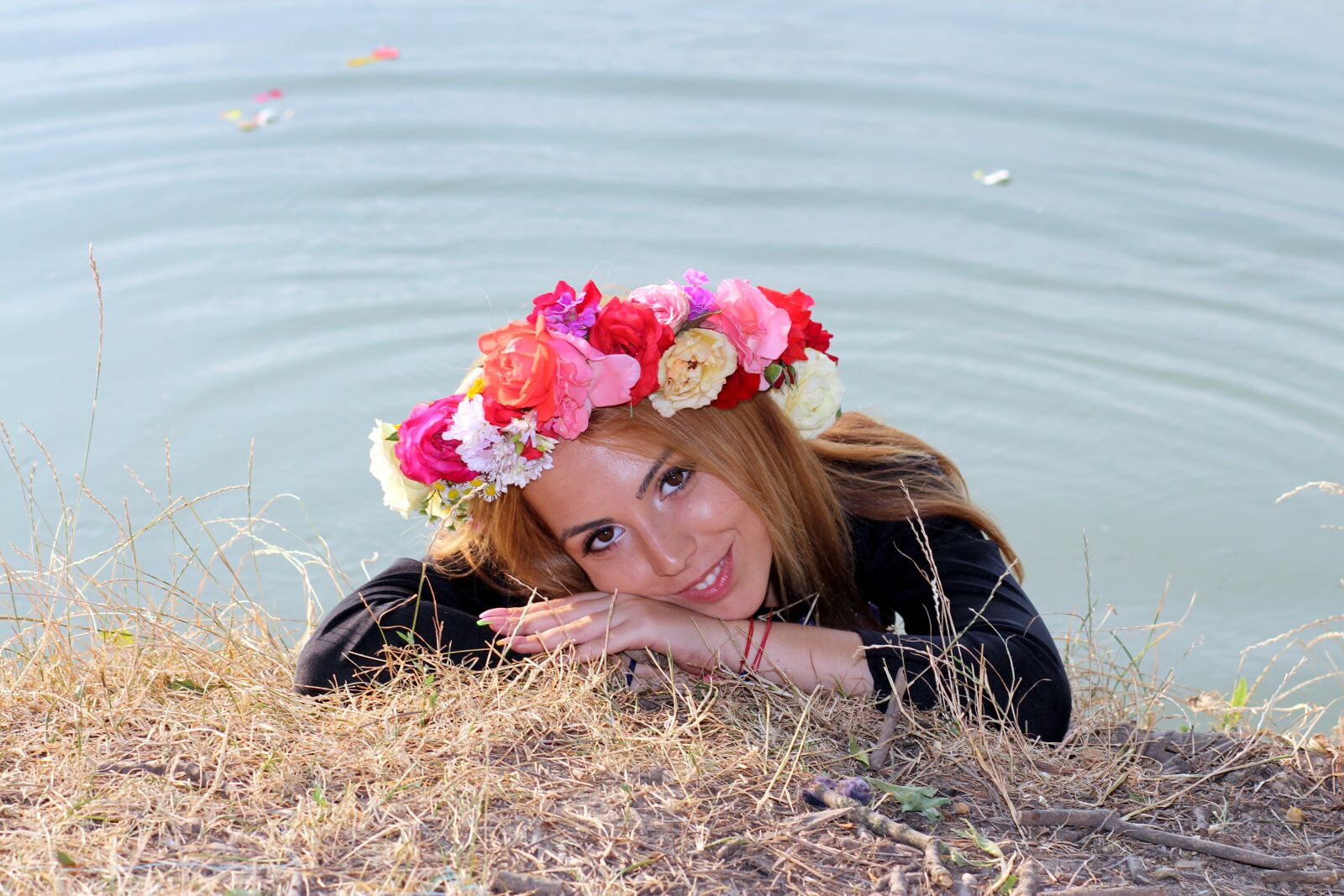 Canon EOS 700D (EOS Rebel T5i / EOS Kiss X7i) + Canon EF 85mm F1.8 USM sample photo. Girl, wreath, water photography