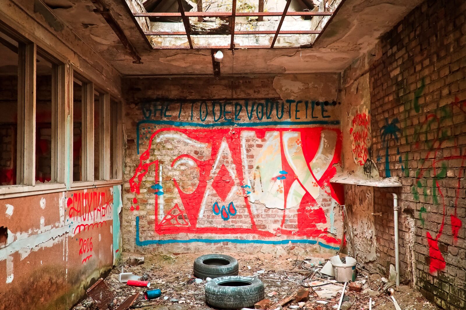 Olympus OM-D E-M10 sample photo. Lost places, old, decay photography