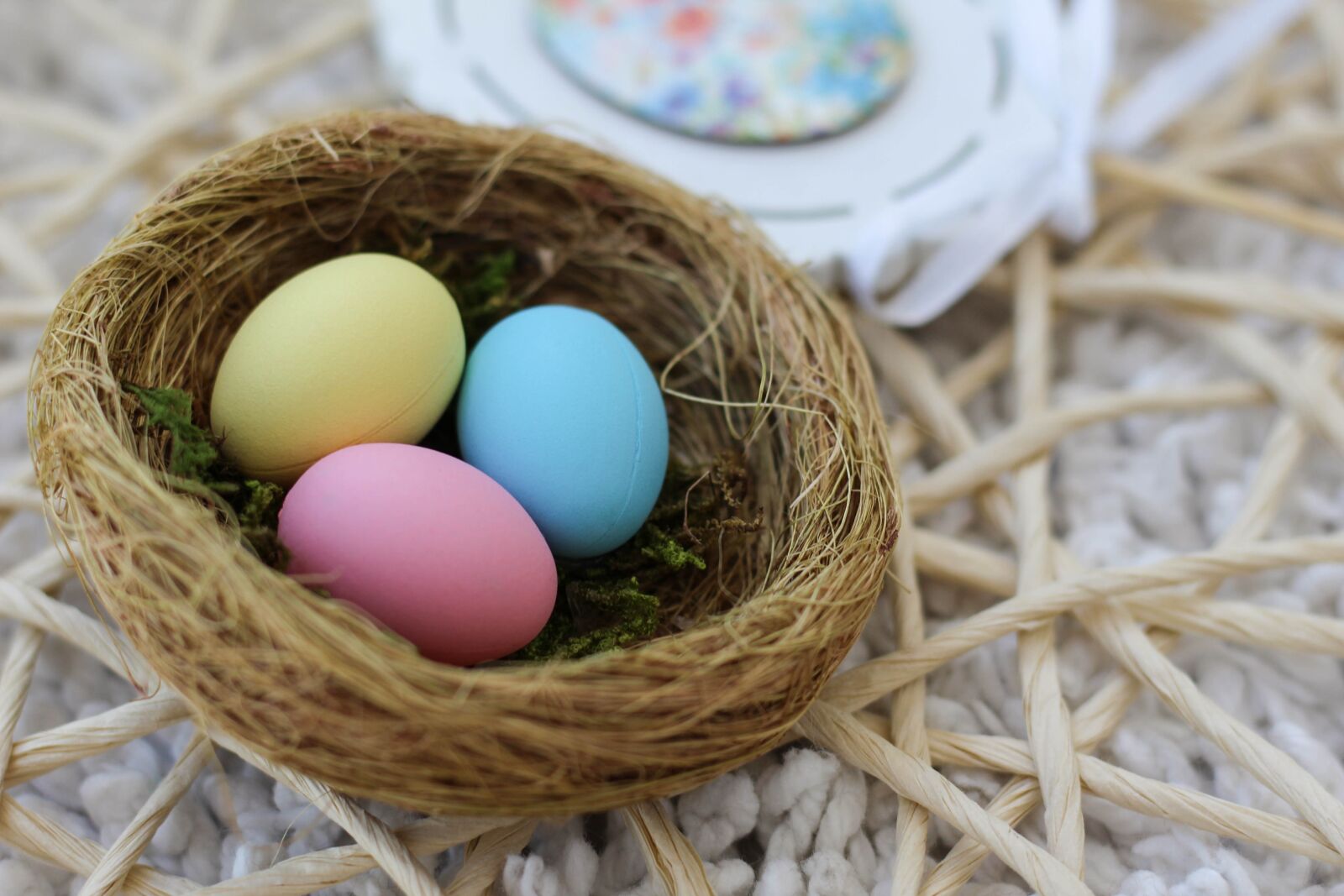Canon EOS 1200D (EOS Rebel T5 / EOS Kiss X70 / EOS Hi) + Canon EF 50mm F1.8 STM sample photo. Easter, egg, colorful photography