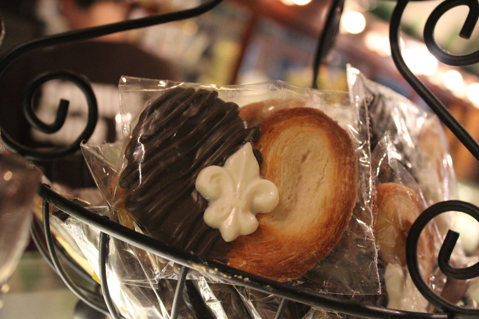 Canon EOS 1200D (EOS Rebel T5 / EOS Kiss X70 / EOS Hi) sample photo. Cafe, chocolate, cookie, diner photography