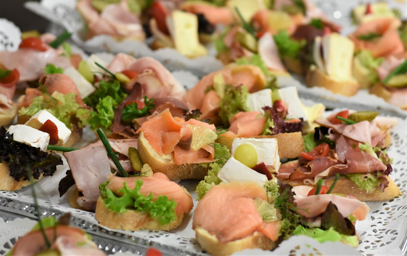 Nikon D7200 sample photo. Roll, canapes, chunks photography