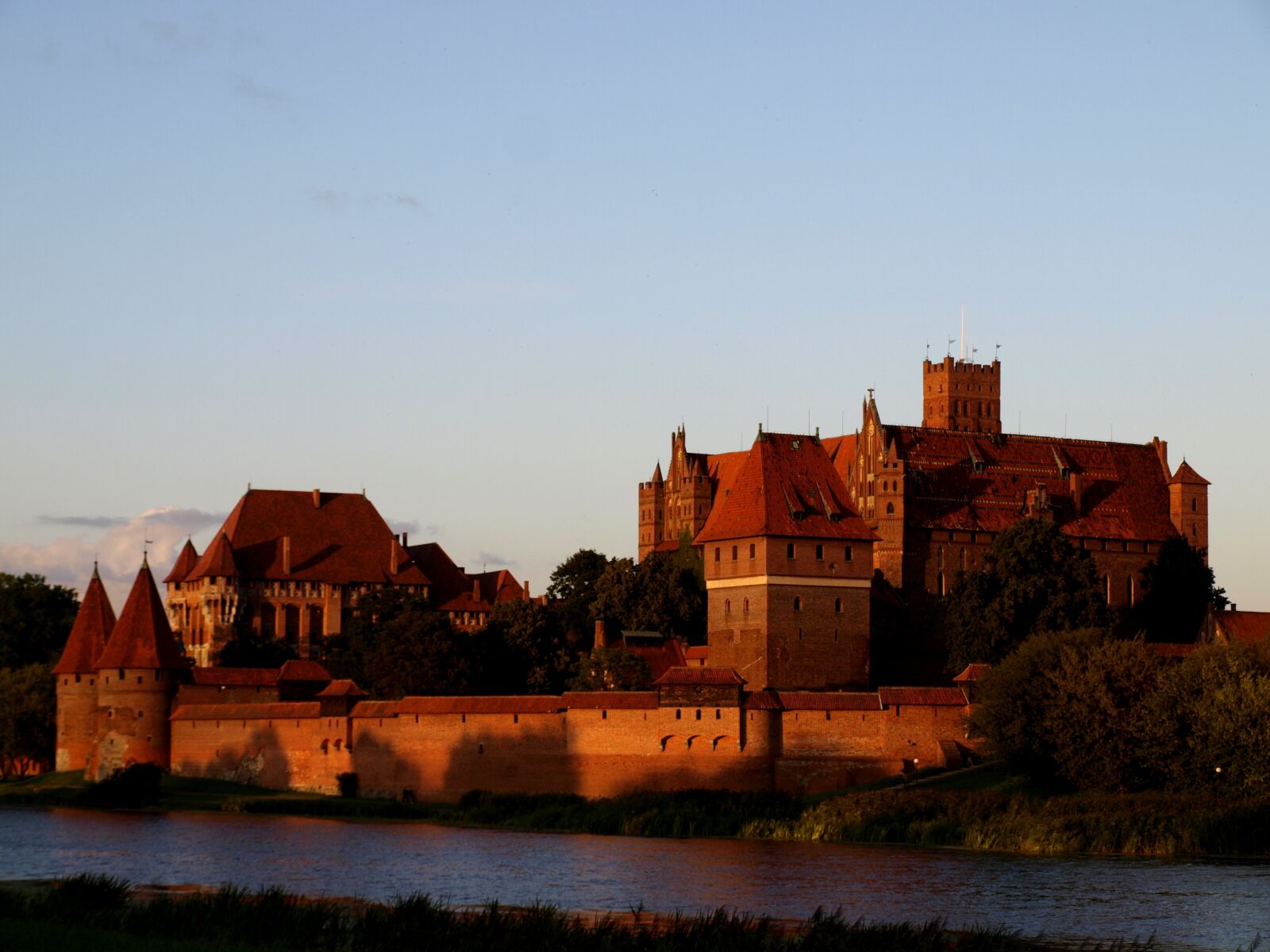 Olympus E-520 (EVOLT E-520) sample photo. Malbork, castle, monument photography