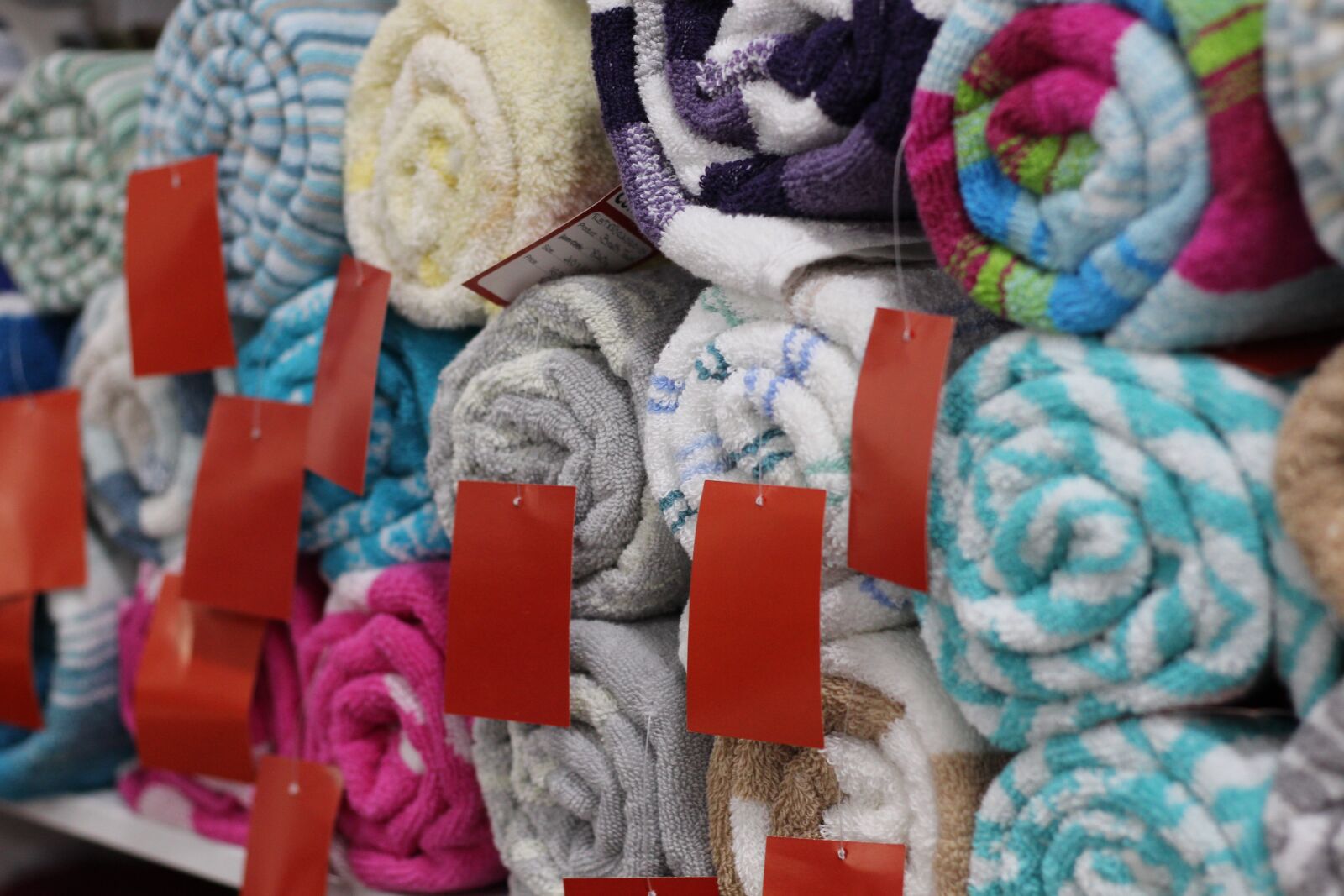 Canon EOS 650D (EOS Rebel T4i / EOS Kiss X6i) + Canon EF 50mm F1.8 II sample photo. Towels, travel, for sale photography