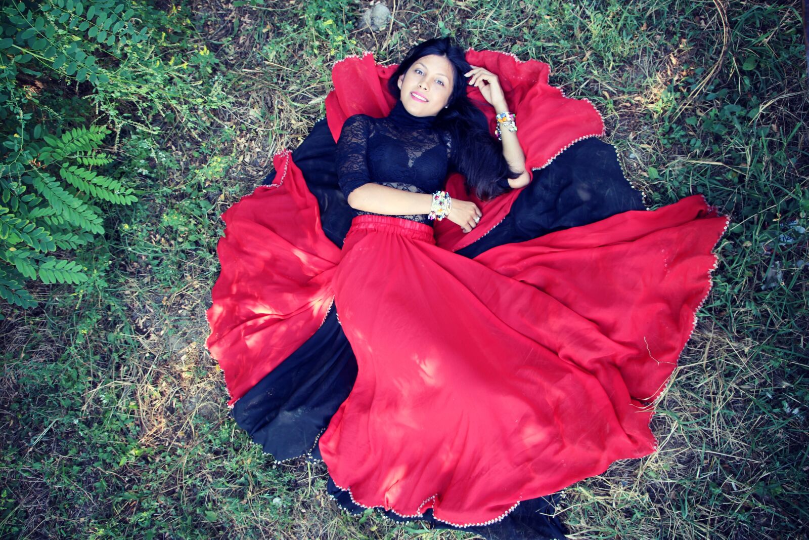 Canon EOS 700D (EOS Rebel T5i / EOS Kiss X7i) sample photo. Girl, indian, red photography