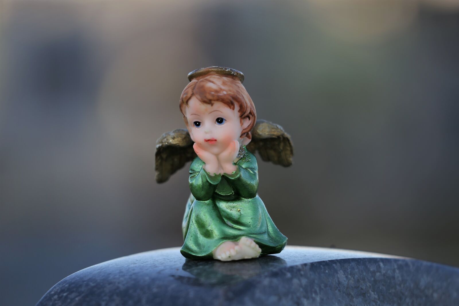 Canon EOS 6D + Canon EF 70-300 F4-5.6 IS II USM sample photo. Little angel on gravestone photography