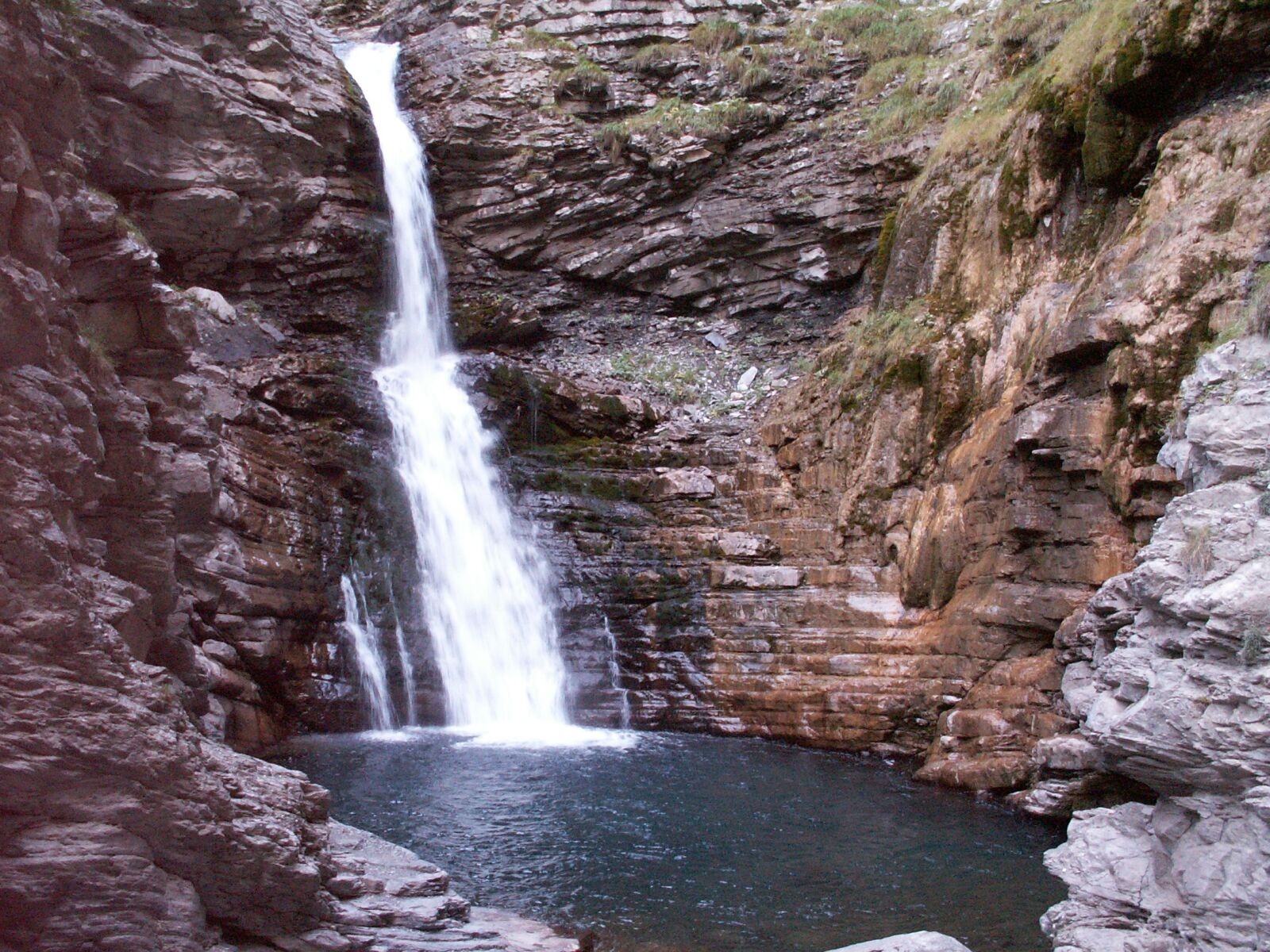 KONICA MINOLTA DiMAGE Z3 sample photo. Cascade, alps, river photography