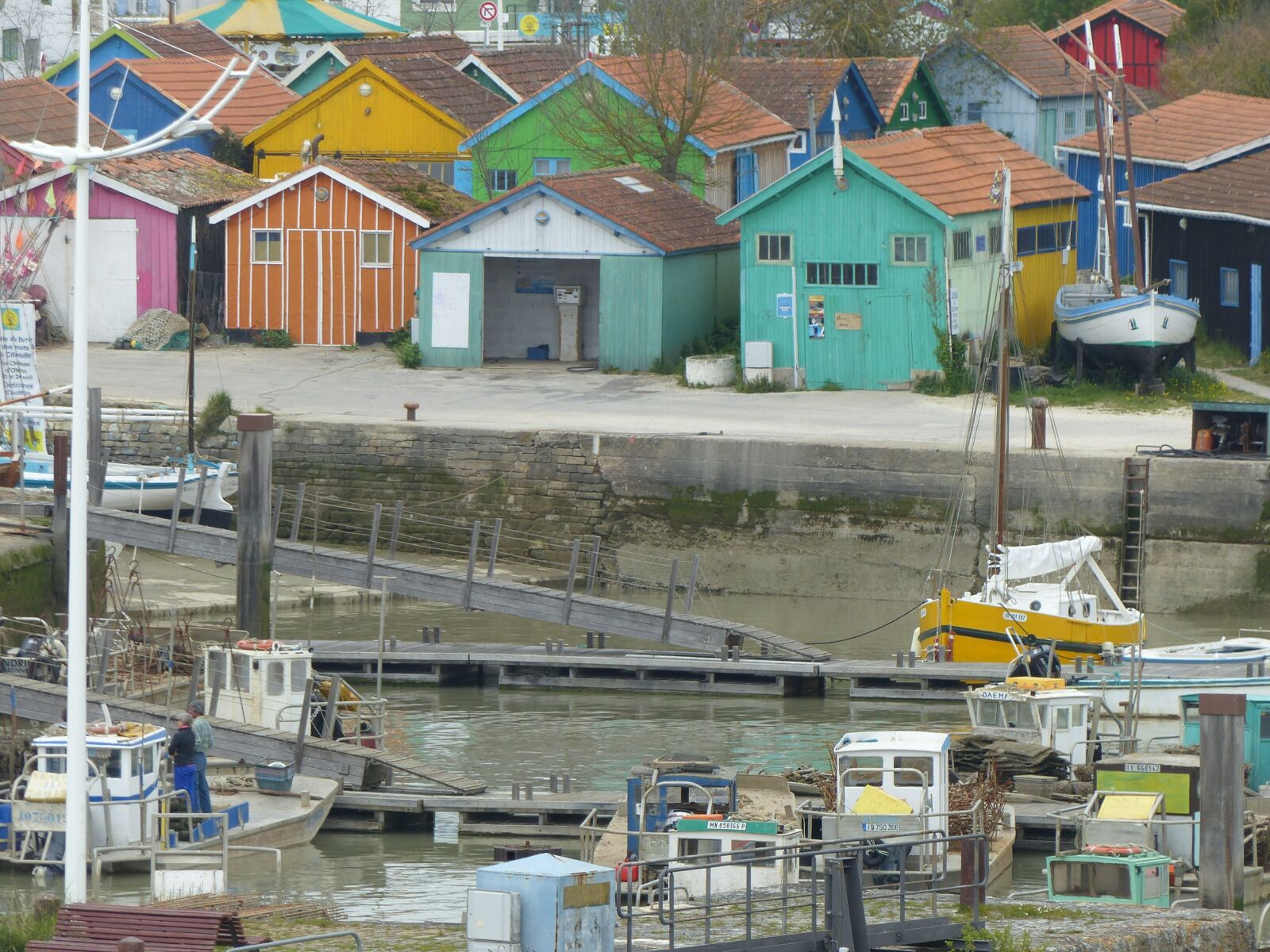 Panasonic Lumix DMC-FZ200 sample photo. Island of oleron, cabins photography
