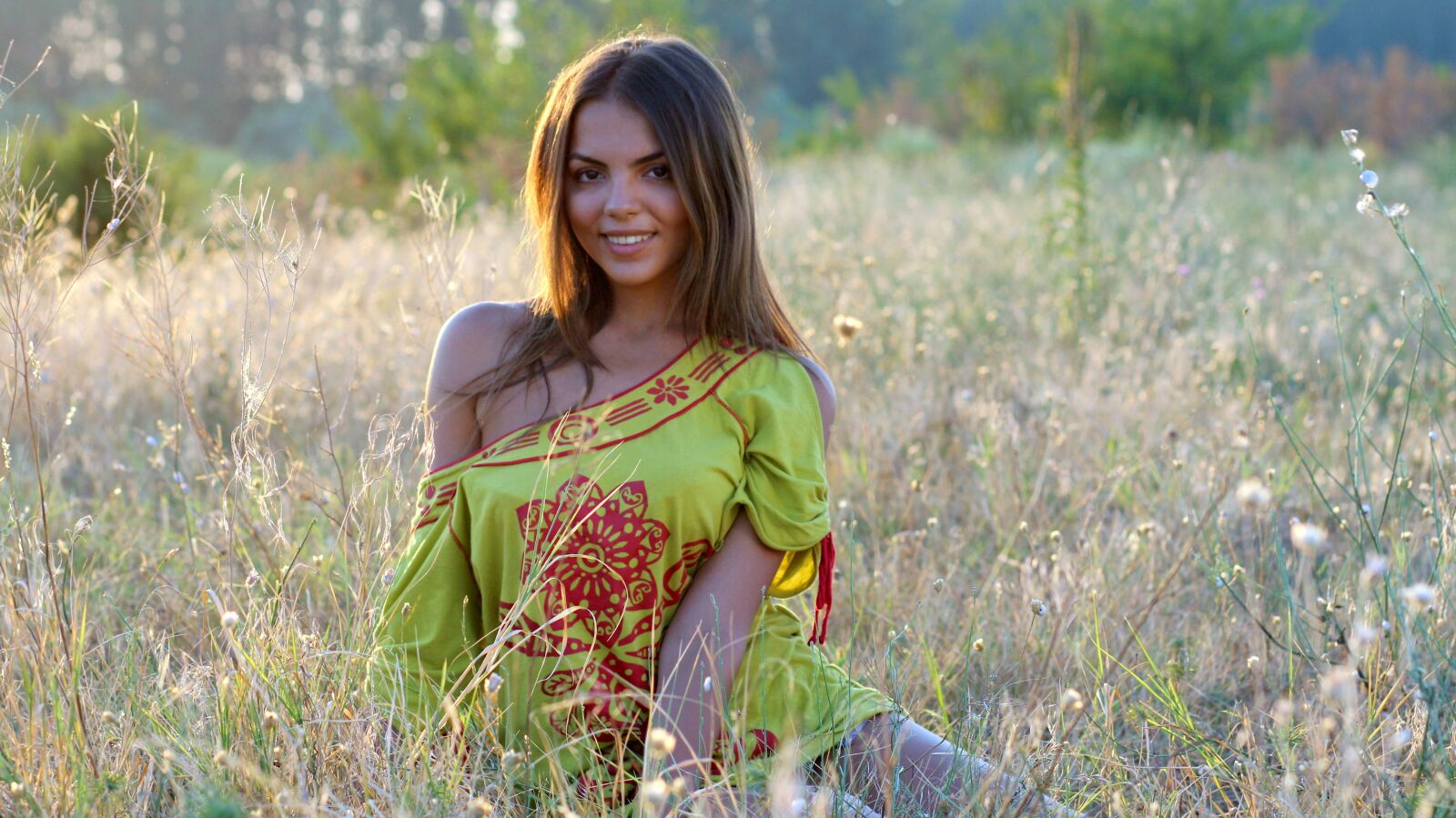 Canon EOS 700D (EOS Rebel T5i / EOS Kiss X7i) + Canon EF 85mm F1.8 USM sample photo. Girl, grass, sunset photography