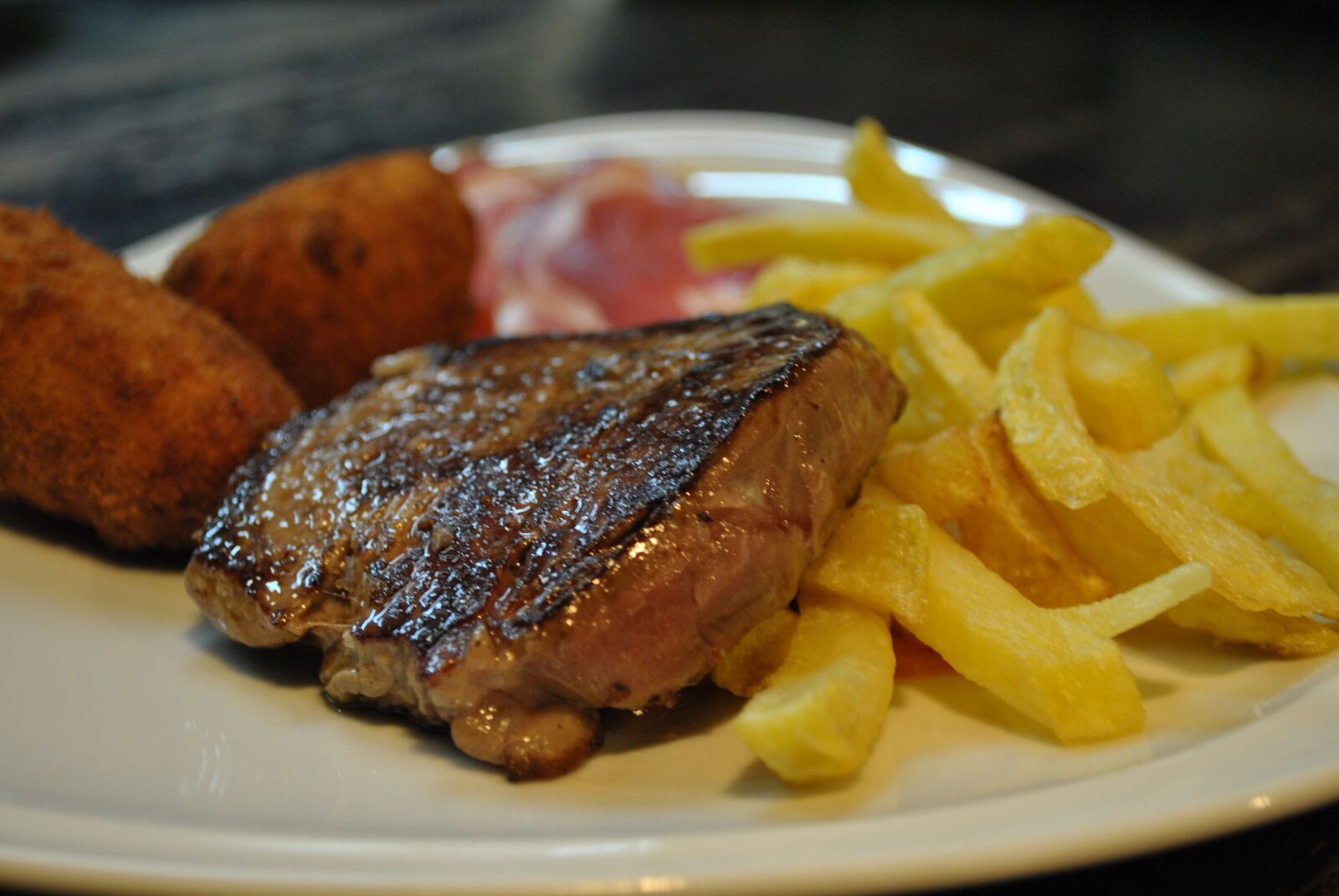 Nikon D3000 sample photo. Pork chop, potatoes, eat photography