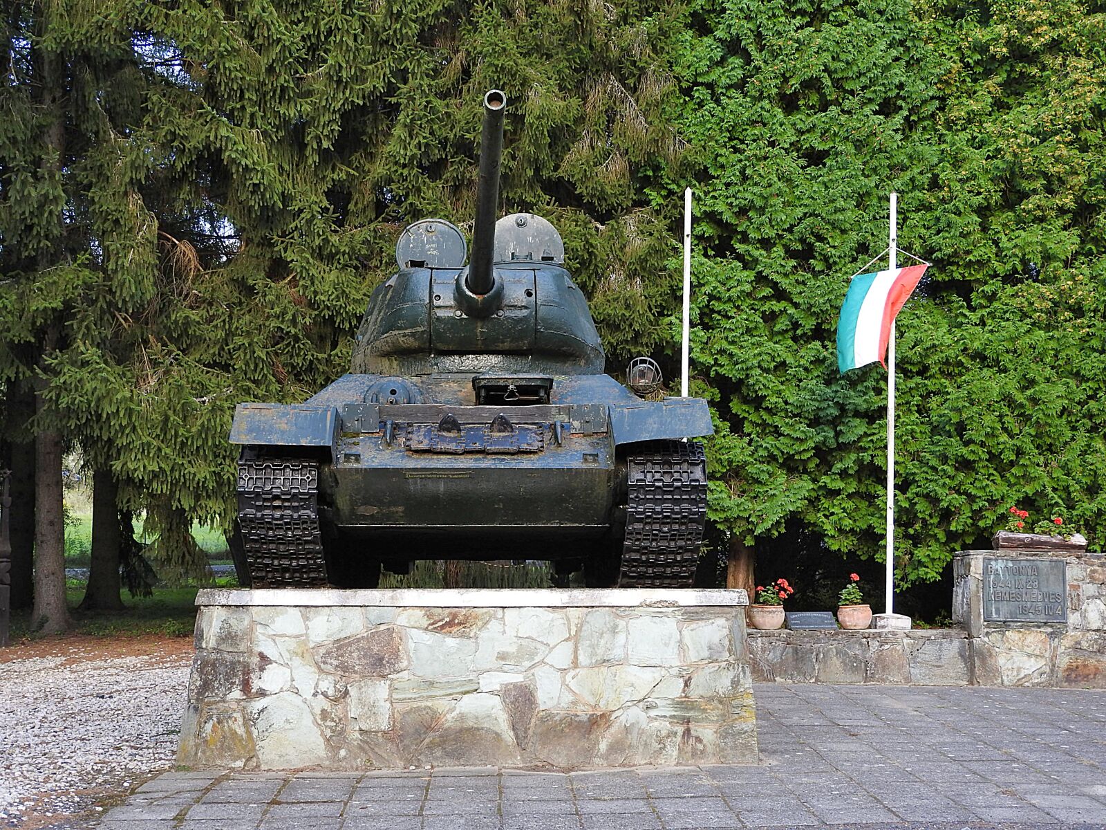 Nikon Coolpix P610 sample photo. Panzer, t-34, war memorial photography