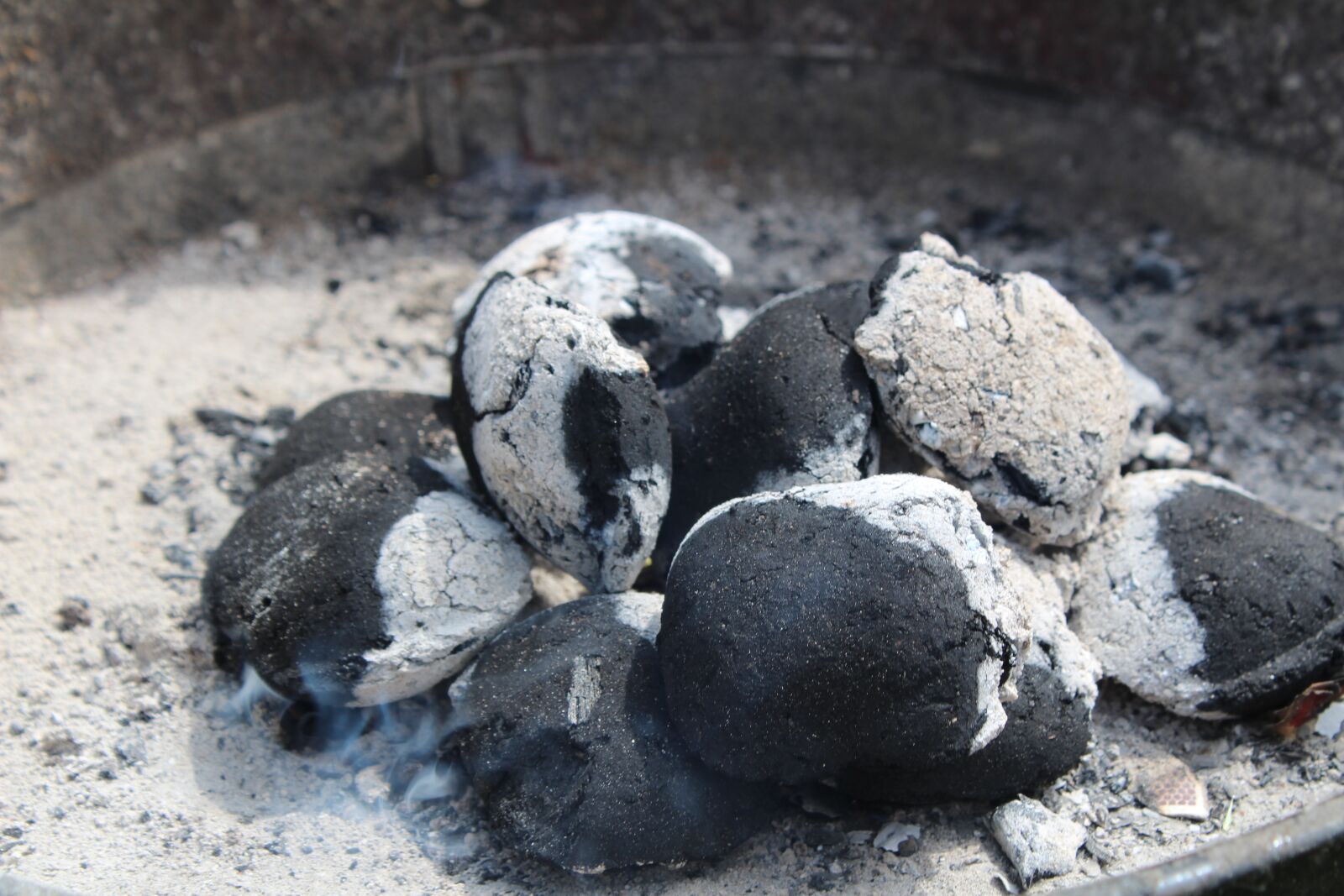 Canon EOS 1300D (EOS Rebel T6 / EOS Kiss X80) sample photo. Briquette, fire, grill photography
