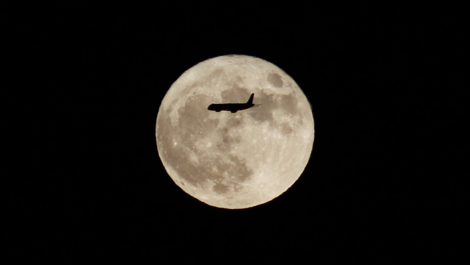 Canon EOS 550D (EOS Rebel T2i / EOS Kiss X4) sample photo. Moon, aircraft, silhouette photography