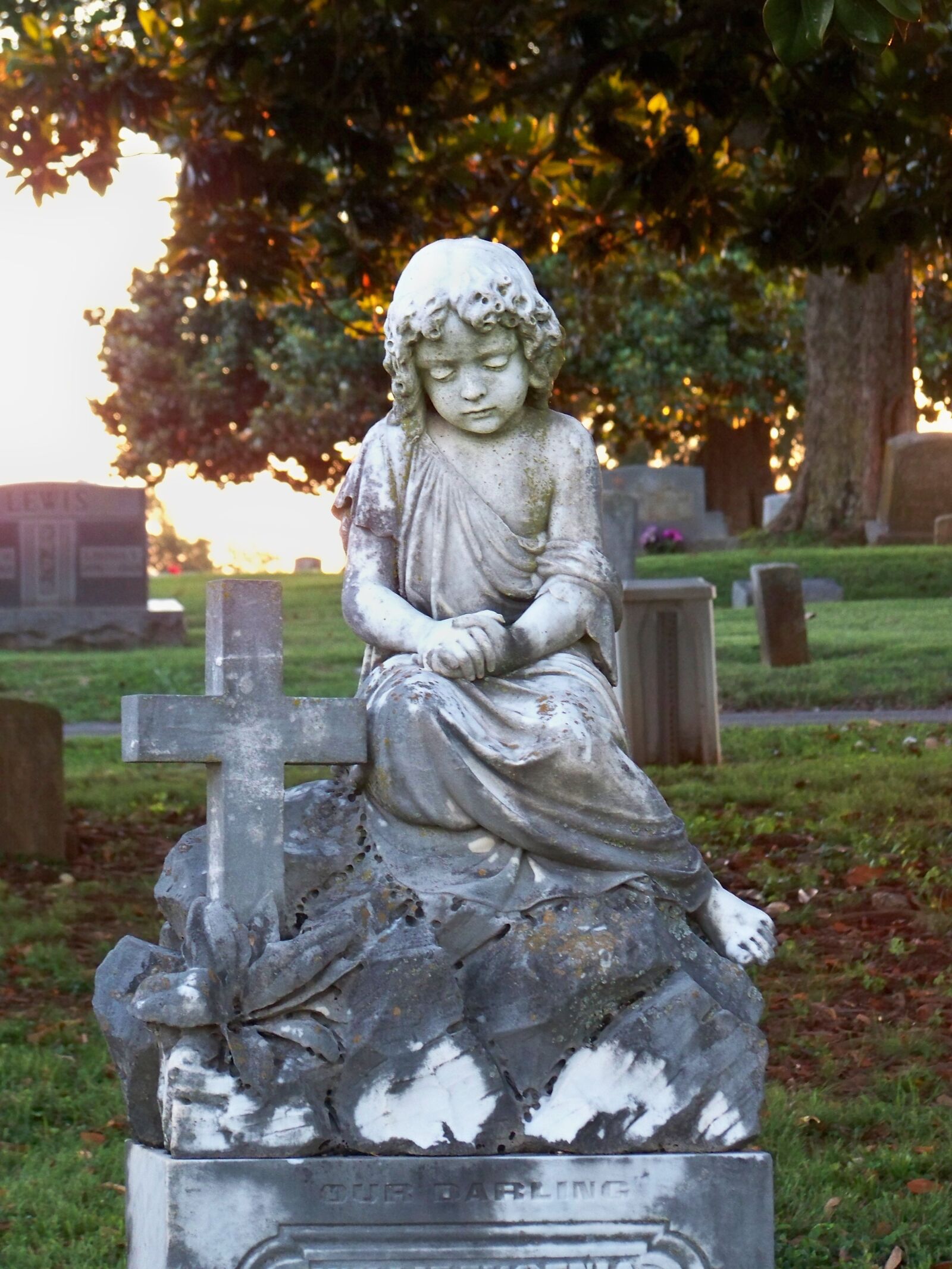 Kodak EASYSHARE Z1012 IS DIGITAL CAMERA sample photo. Cross, tombstone, gravestone photography