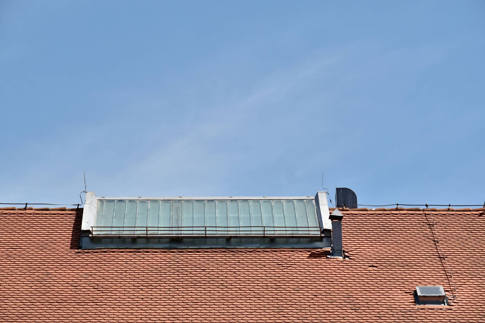 Nikon D5500 sample photo. Chimney, rooftop, windows, roofing photography
