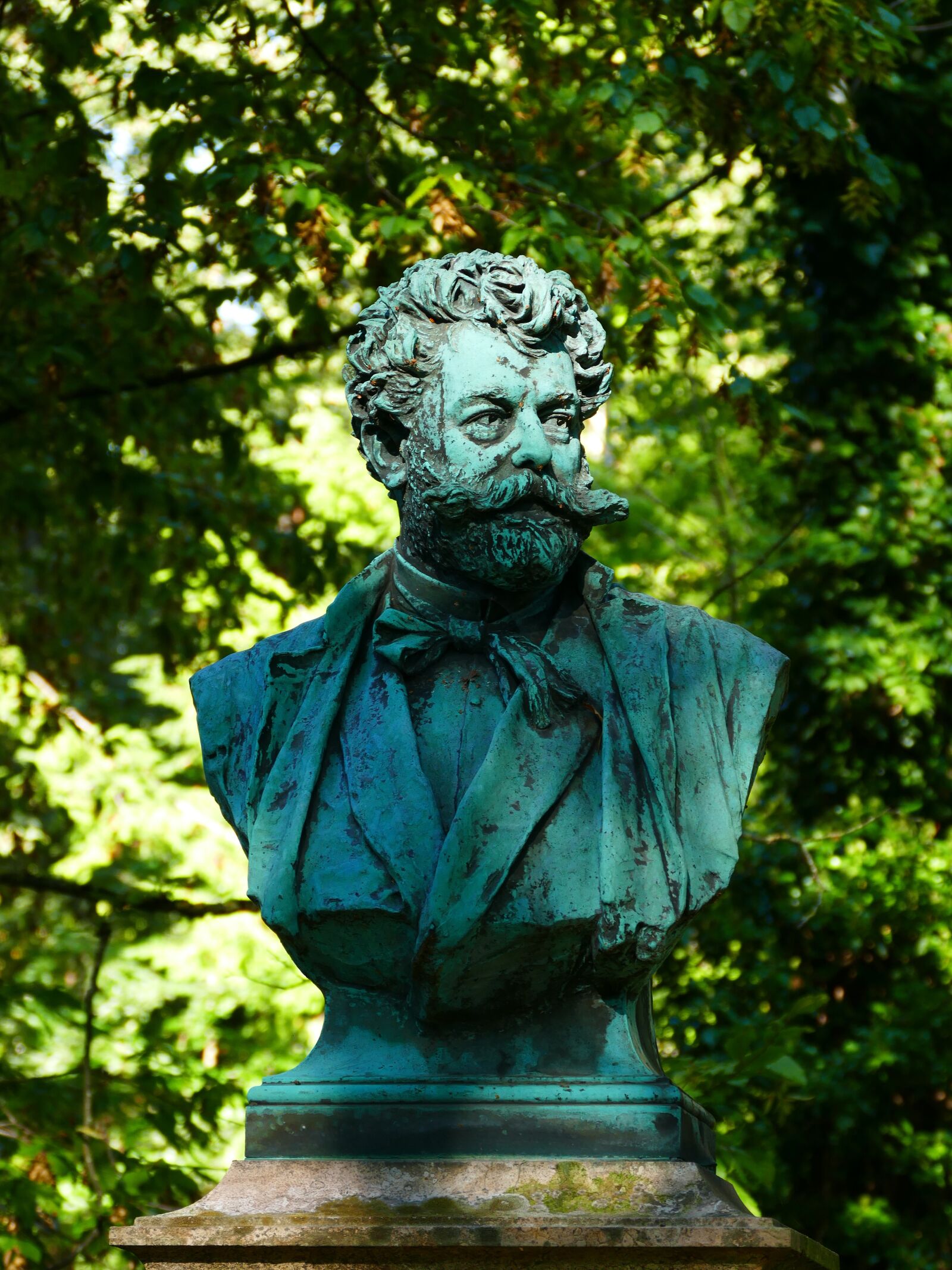 Panasonic Lumix DMC-FZ1000 sample photo. Bust, cemetery, munich photography